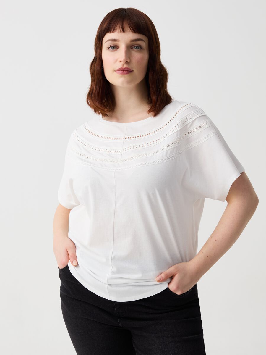 Curvy T-shirt with and embroidered details_0