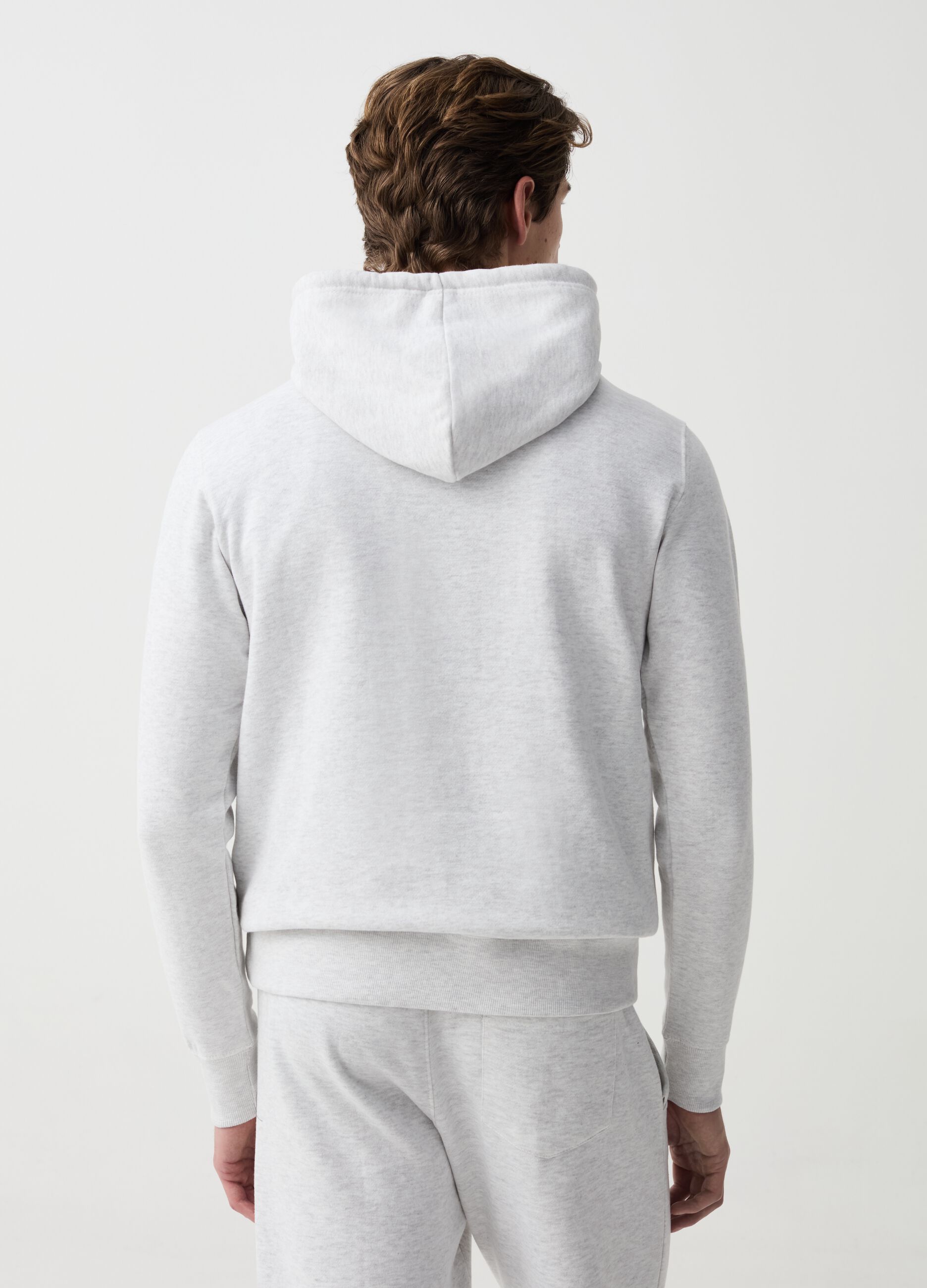 Sweatshirt with hood and pocket