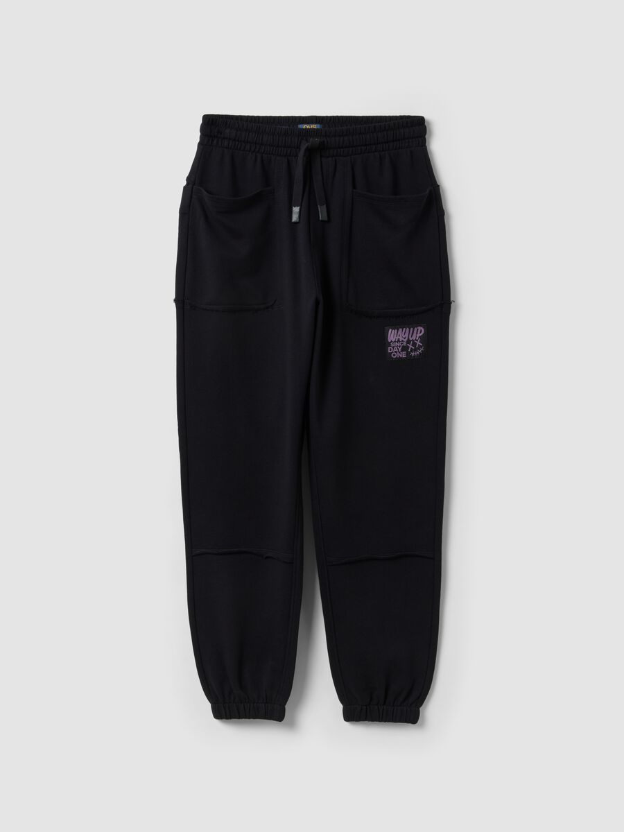 &Mu;&alpha;ύ&rho;&omicron; jogger &pi;&alpha;&nu;&tau;&epsilon;&lambda;ό&nu;&iota; &alpha;&pi;ό 100% &beta;&alpha;&mu;&beta;ά&kappa;&iota; &mu;&epsilon; &gamma;&rho;&alpha;&phi;&iota;&kappa;ό "Way Up" &gamma;&iota;&alpha; &alpha;&gamma;ό&rho;&iota;_0