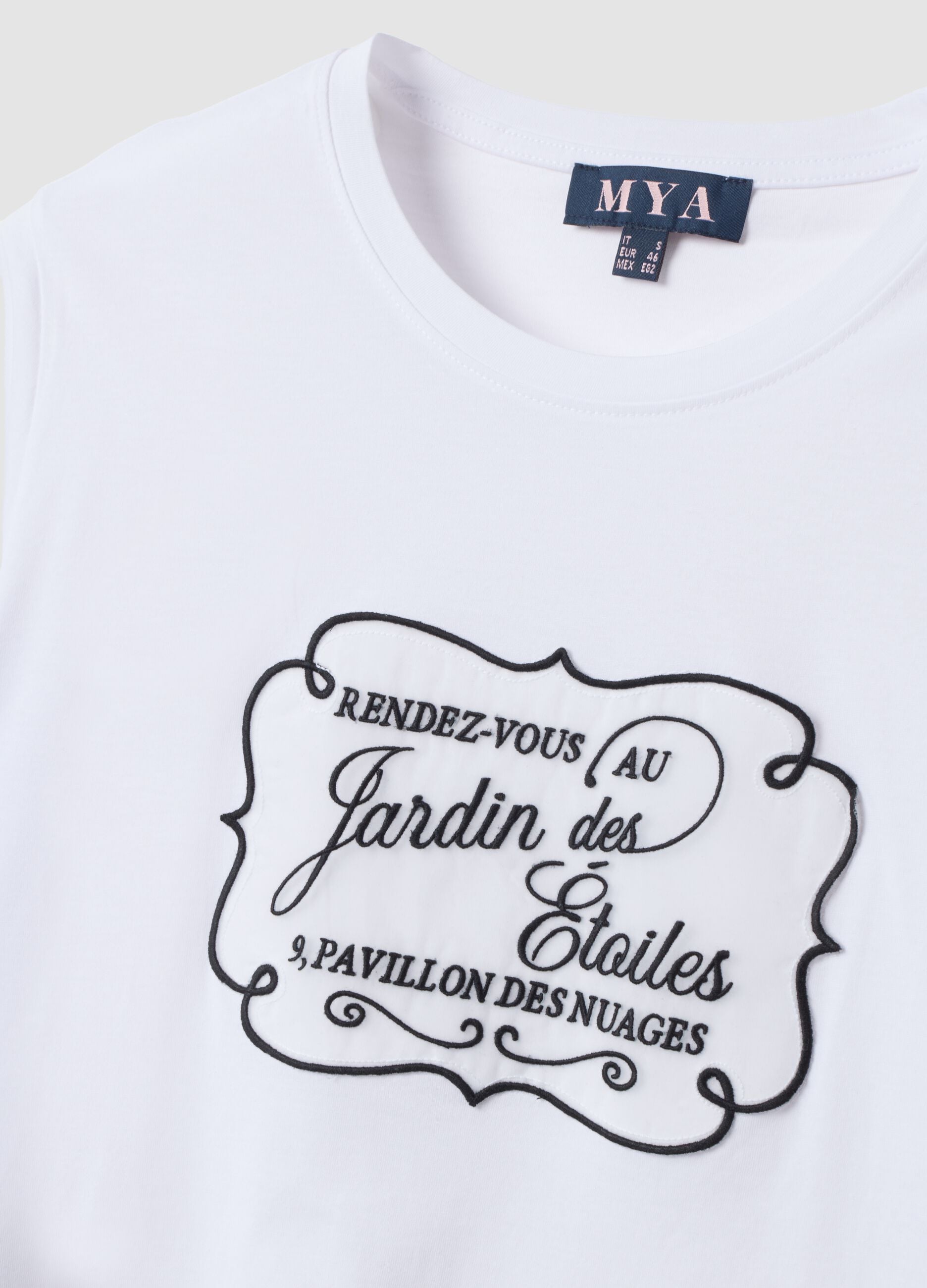 T-shirt branca em algod&atilde;o puro com gola redonda e estampado frontal, corte regular