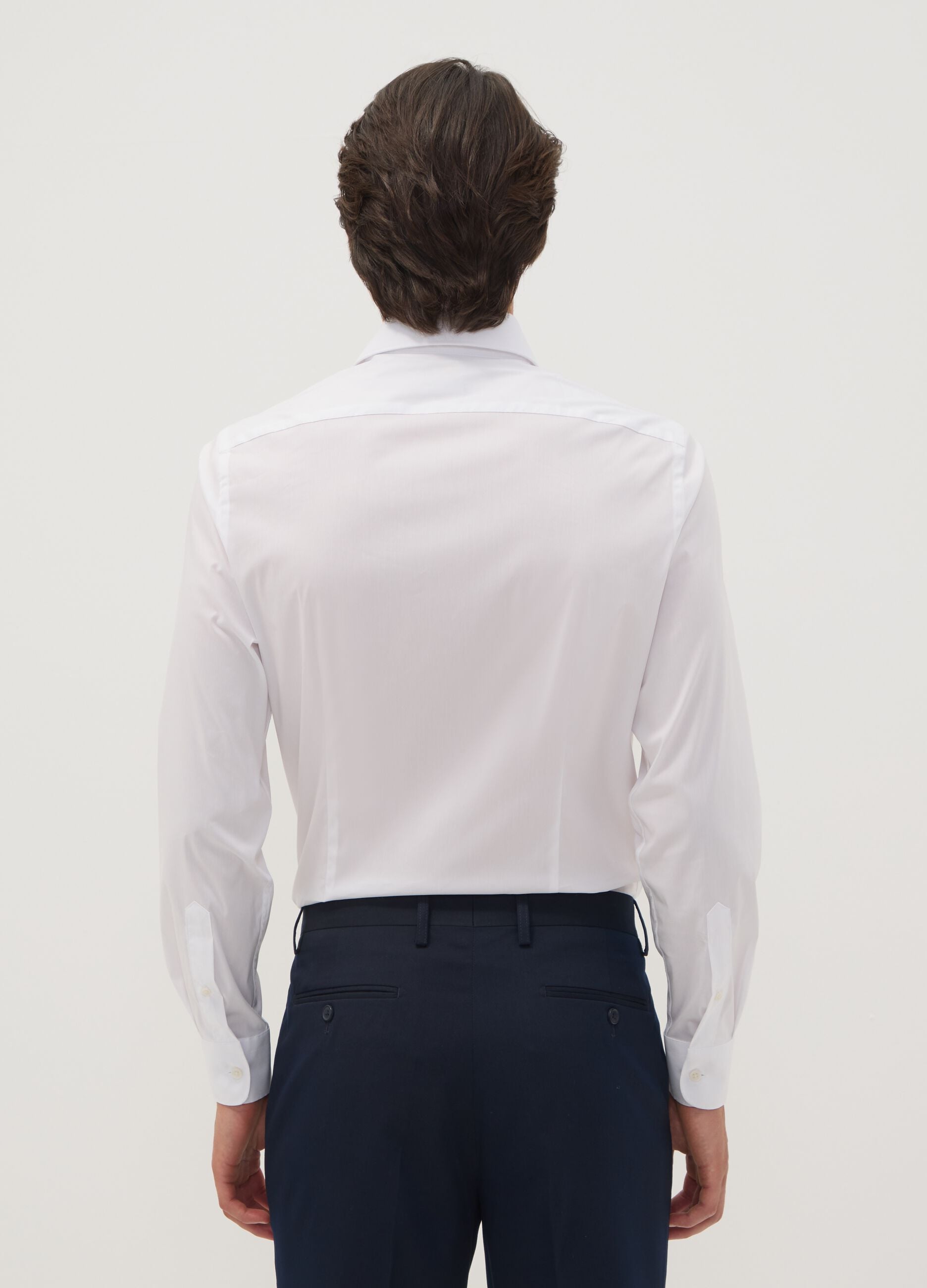 Camisa branca em popelina de algod&atilde;o el&aacute;stico com colarinho franc&ecirc;s, corte slim