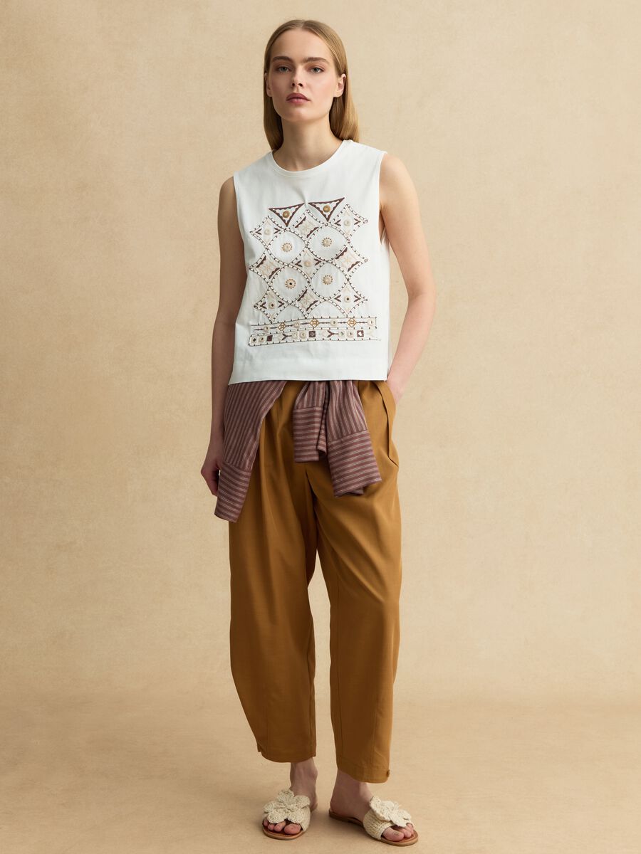 Wei&szlig;es Baumwoll-Tanktop im Regular Fit mit Stickereien_1