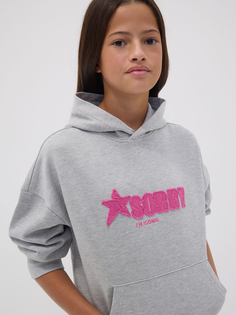 Grauer Oversize-Hoodie aus Baumwollmix mit &bdquo;Sorry&ldquo;-Stickerei f&uuml;r M&auml;dchen_1