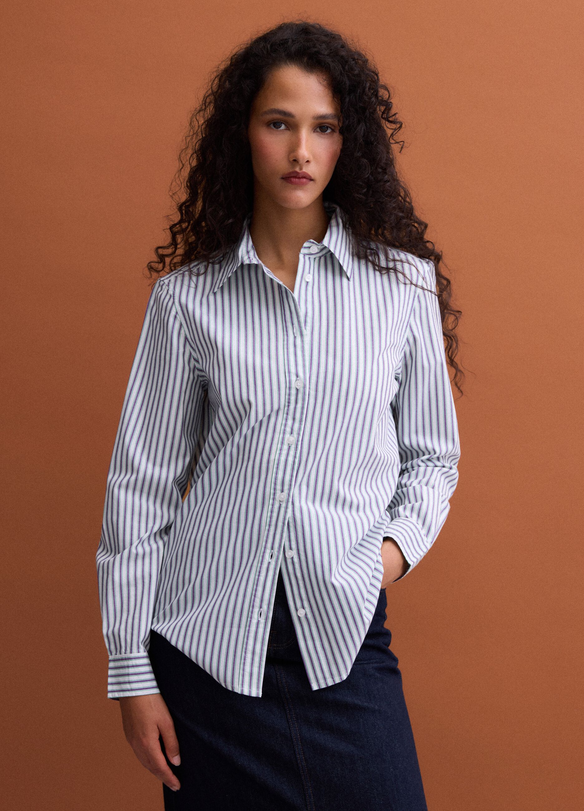 Camisa branca em popelina de algod&atilde;o com riscas roxas, corte regular