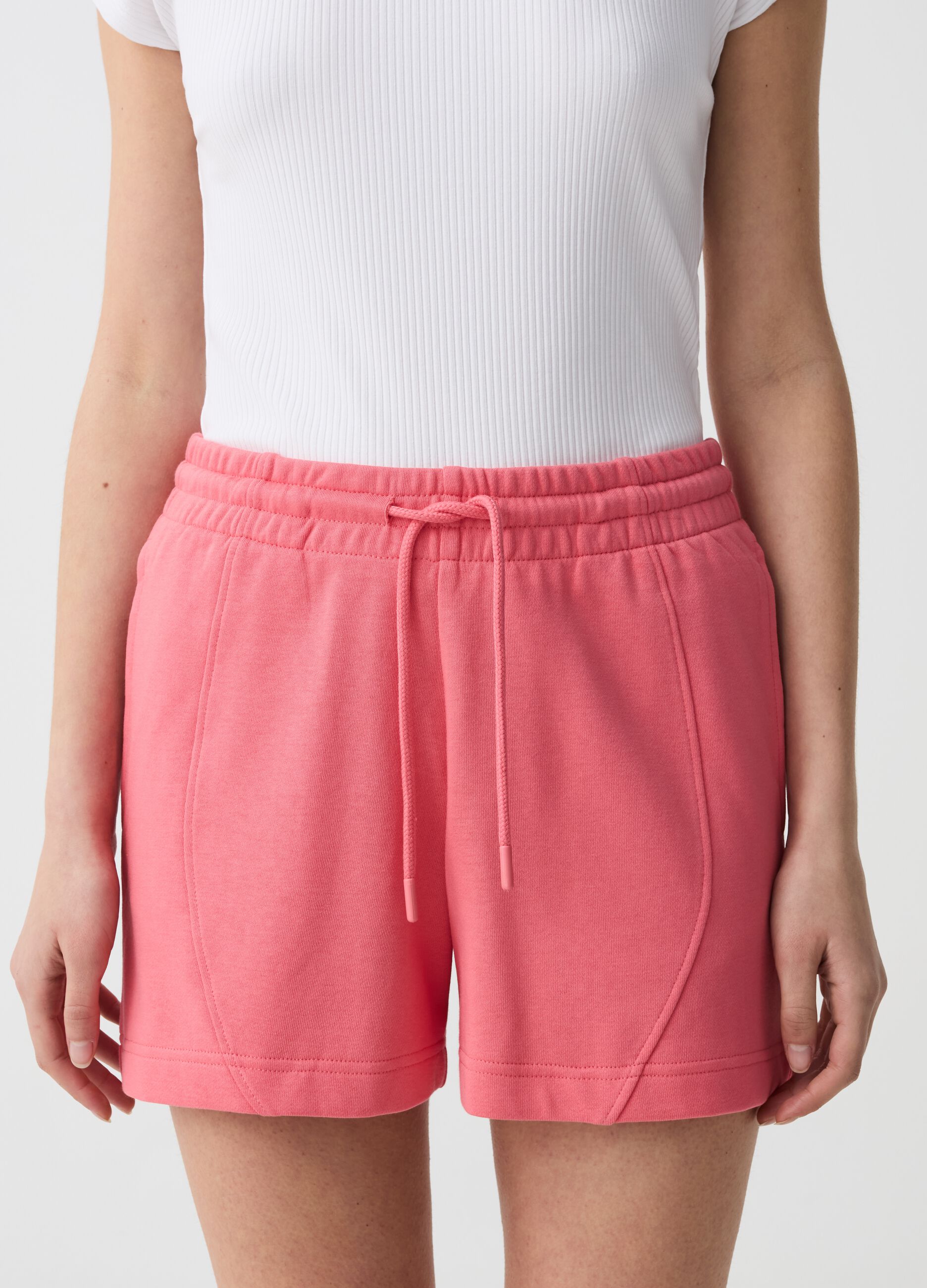 Shorts Essential con costuras en relieve