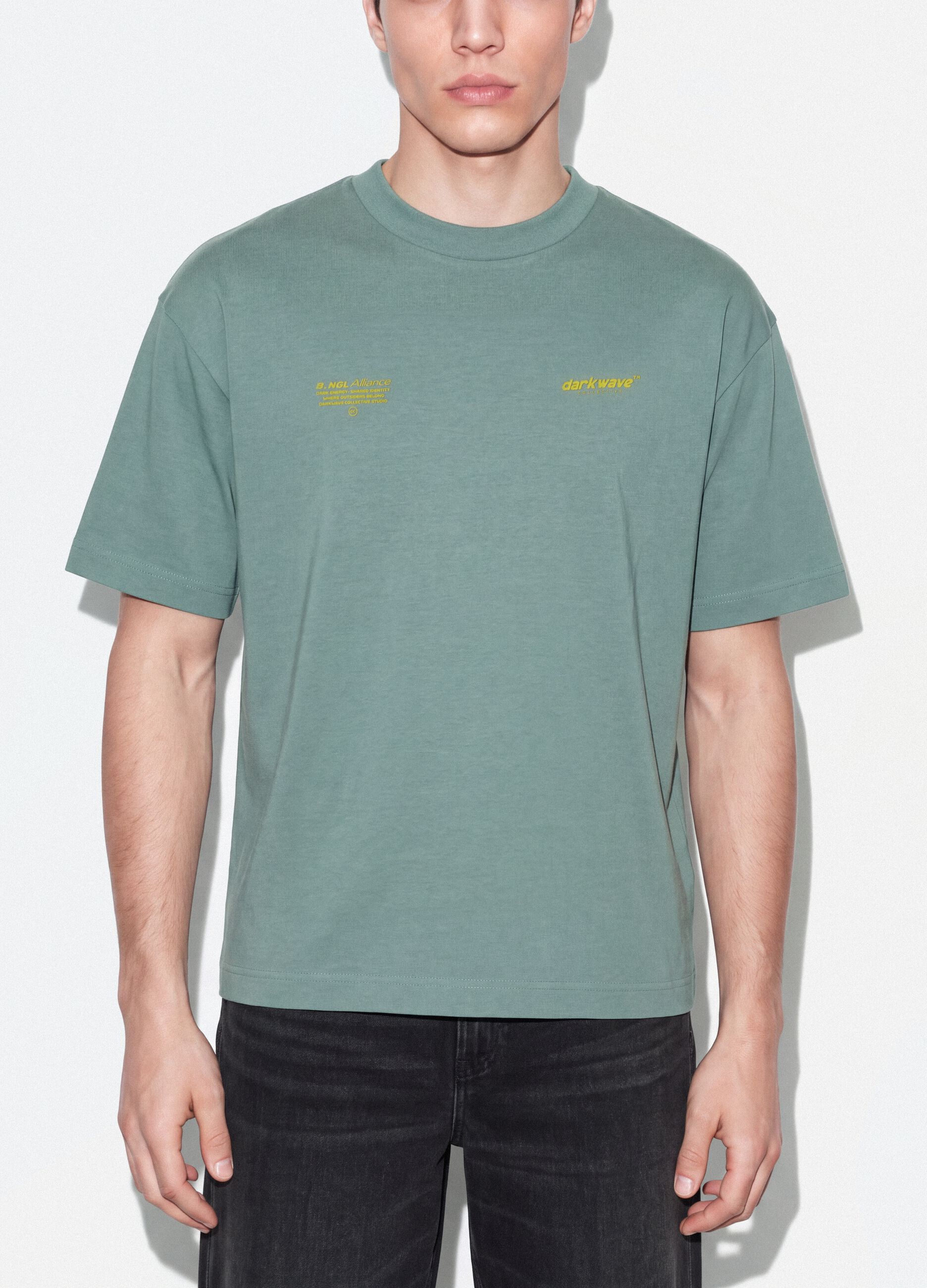 &Kappa;&alpha;&phi;έ &kappa;&omicron;&nu;&tau;ό T-shirt &alpha;&pi;ό 100% &beta;&alpha;&mu;&beta;ά&kappa;&iota; &mu;&epsilon; &sigma;&tau;ά&mu;&pi;&alpha;, boxy &gamma;&rho;&alpha;&mu;&mu;ή