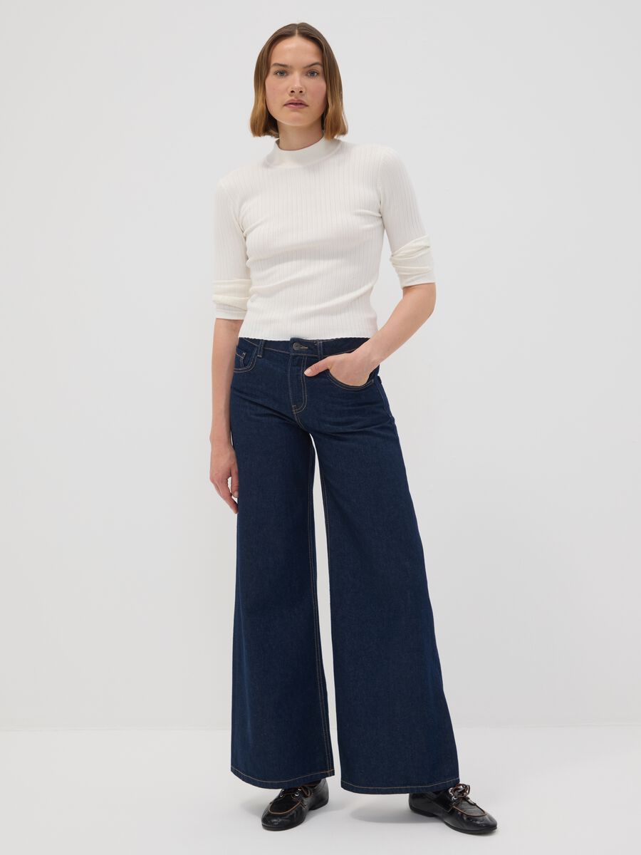Camisola branca justa de mistura de viscose canelada com gola alta_1