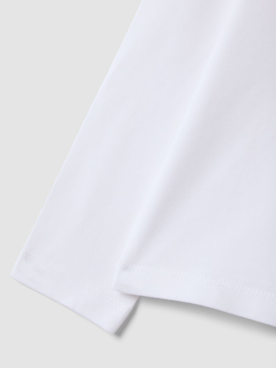 T-shirt bianca in cotone elasticizzato con girocollo e stampa per bambina_3