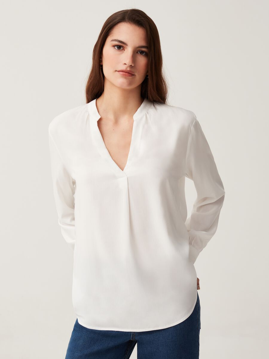 Sustainable viscose blouse with V neck_1