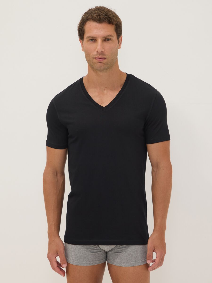 Schwarzes T-Shirt aus reiner Supima-Baumwolle mit V-Ausschnitt, Regular Fit_0
