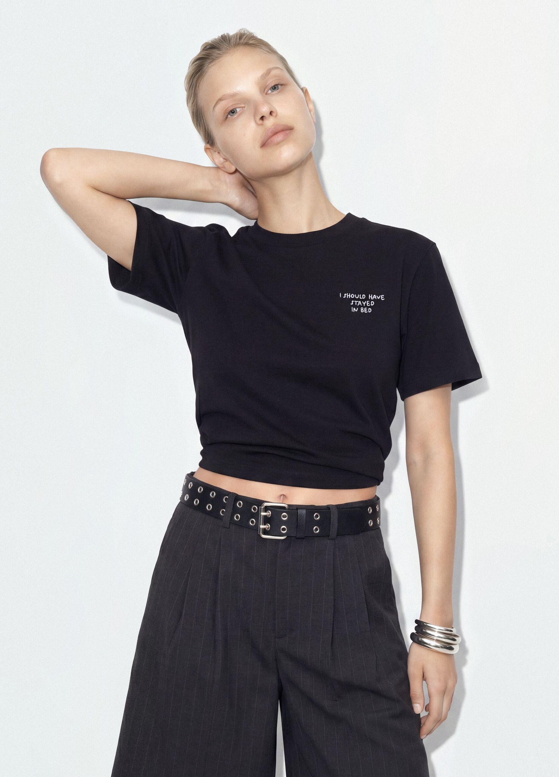 &Mu;&alpha;ύ&rho;&omicron; T-shirt &alpha;&pi;ό 100% &beta;&alpha;&mu;&beta;ά&kappa;&iota; &sigma;&epsilon; relaxed &epsilon;&phi;&alpha;&rho;&mu;&omicron;&gamma;ή &mu;&epsilon; &kappa;&epsilon;&nu;&tau;&eta;&mu;έ&nu;&omicron; &mu;ή&nu;&upsilon;&mu;&alpha;