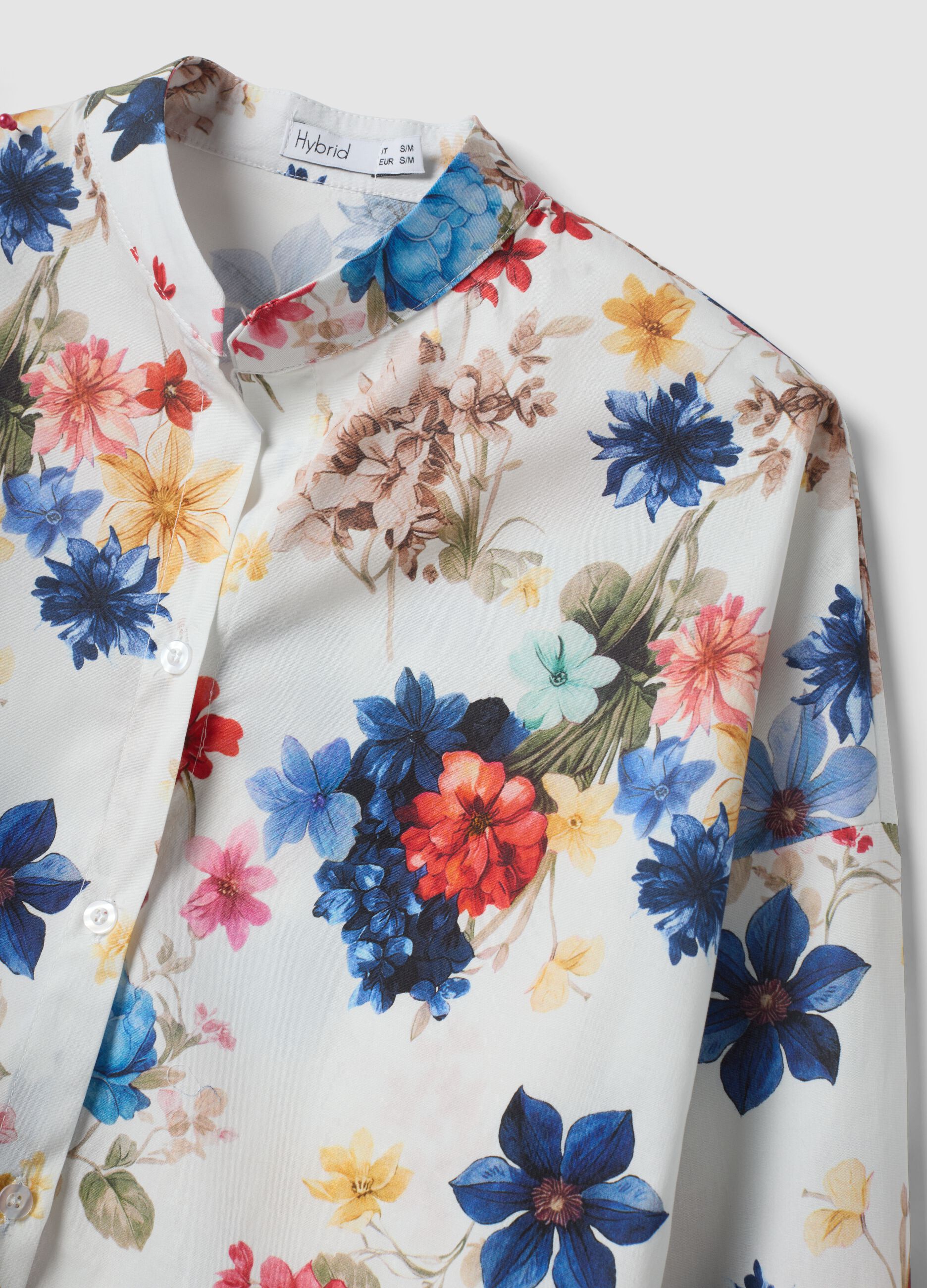 Camisa branca com flores em algod&atilde;o el&aacute;stico