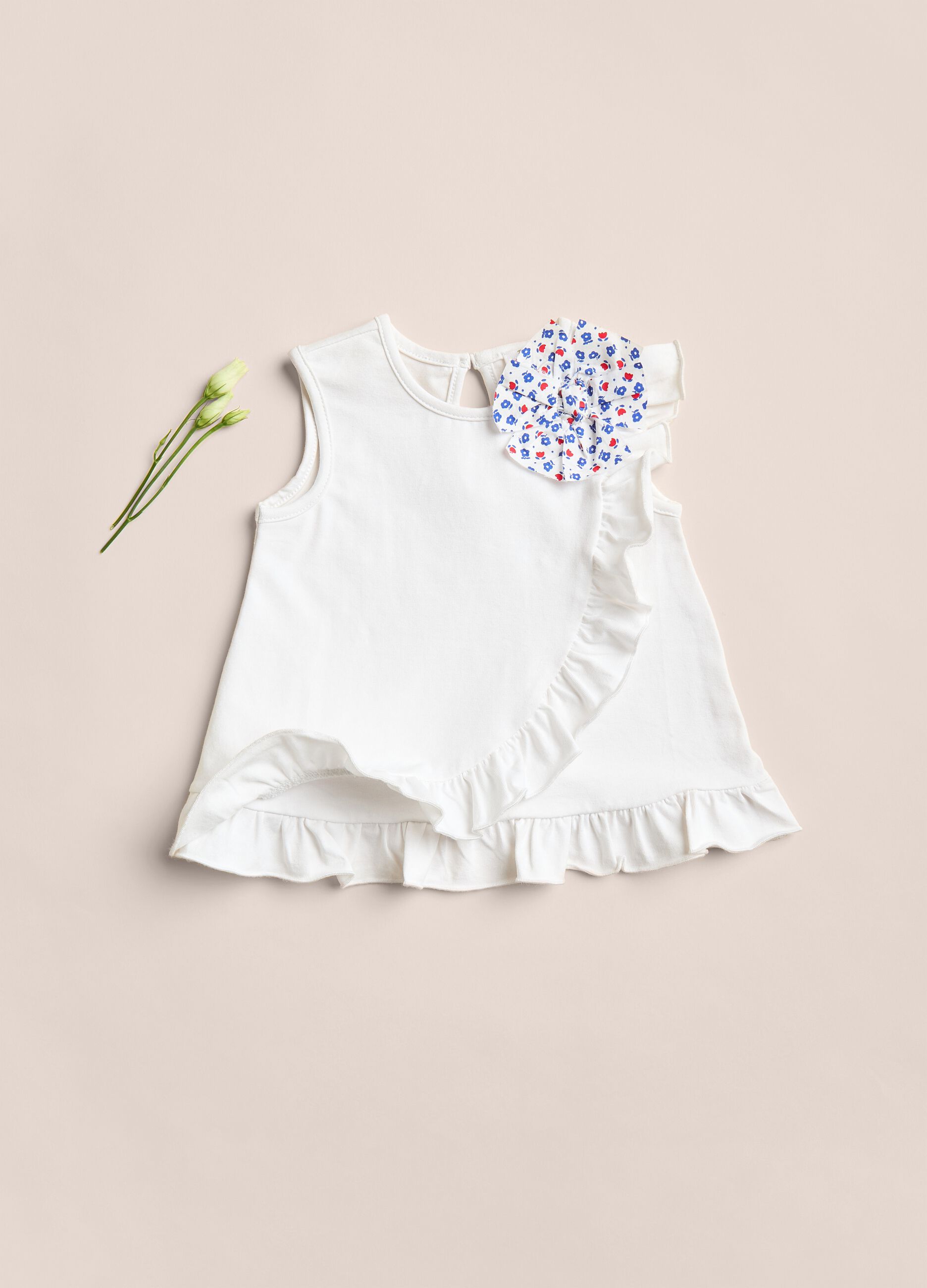 Camiseta de algodón elástico con flor y volante IANA