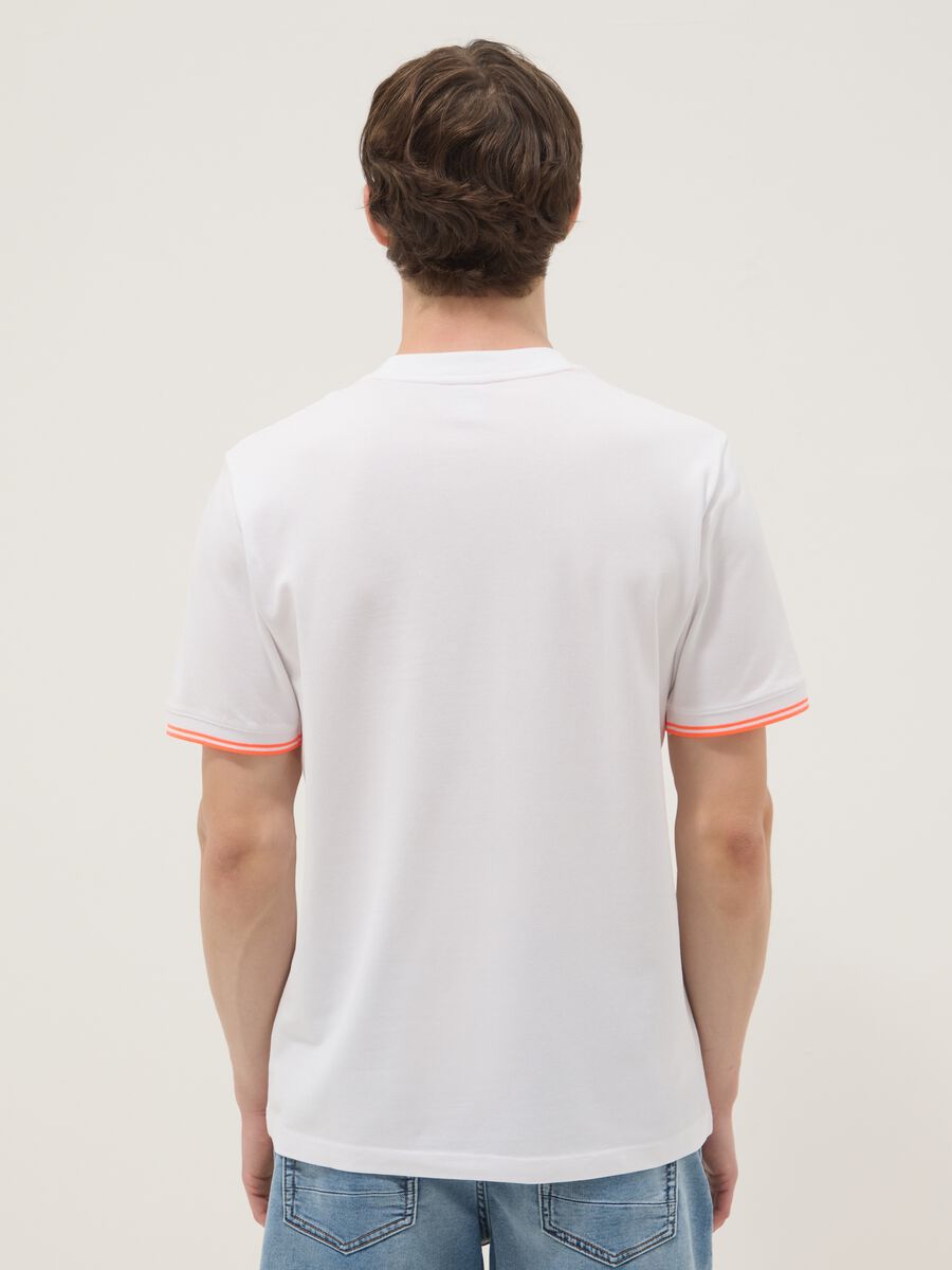 Wei&szlig;es T-Shirt aus Stretch-Baumwolle mit Brusttasche_2