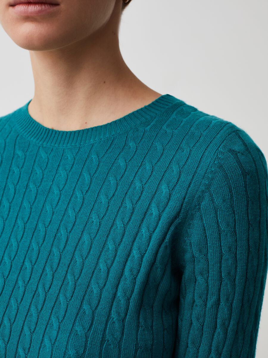 Cable knit pullover with round neckline_1