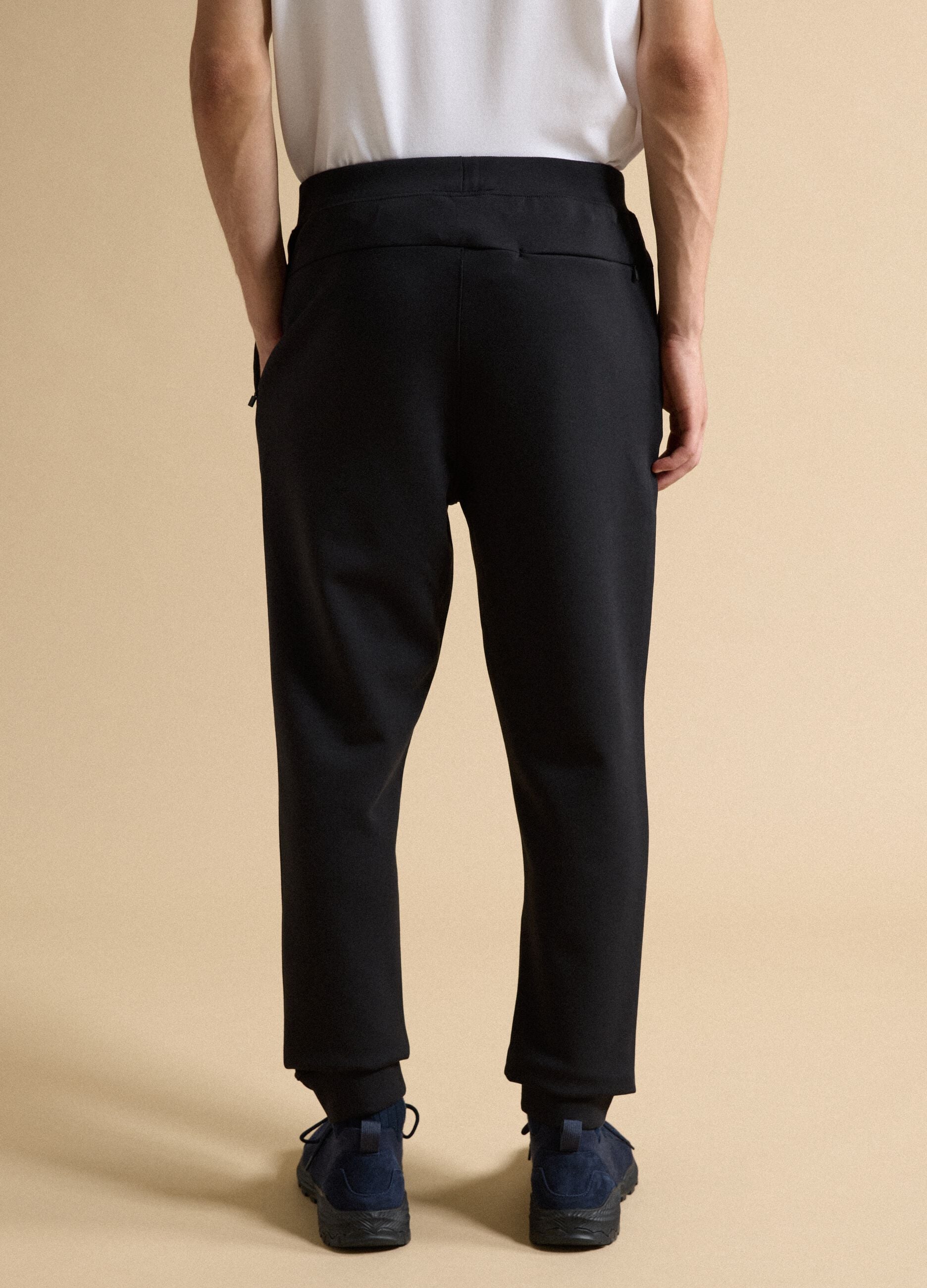 Schwarze Jogger in Regular Fit aus elastischem Easy-Dry-Gewebe