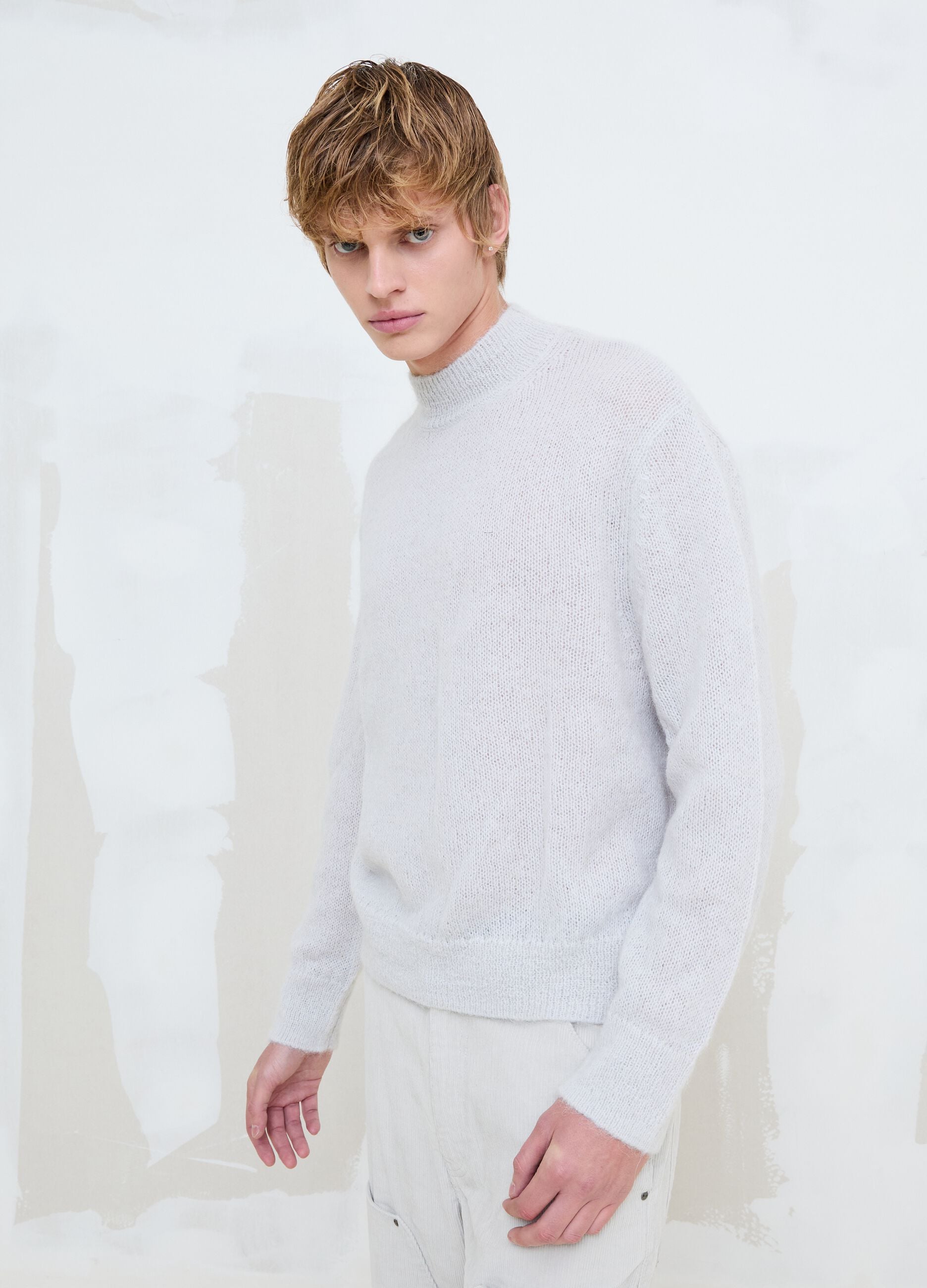 Mohair-Rundhalspullover in Hellbeige