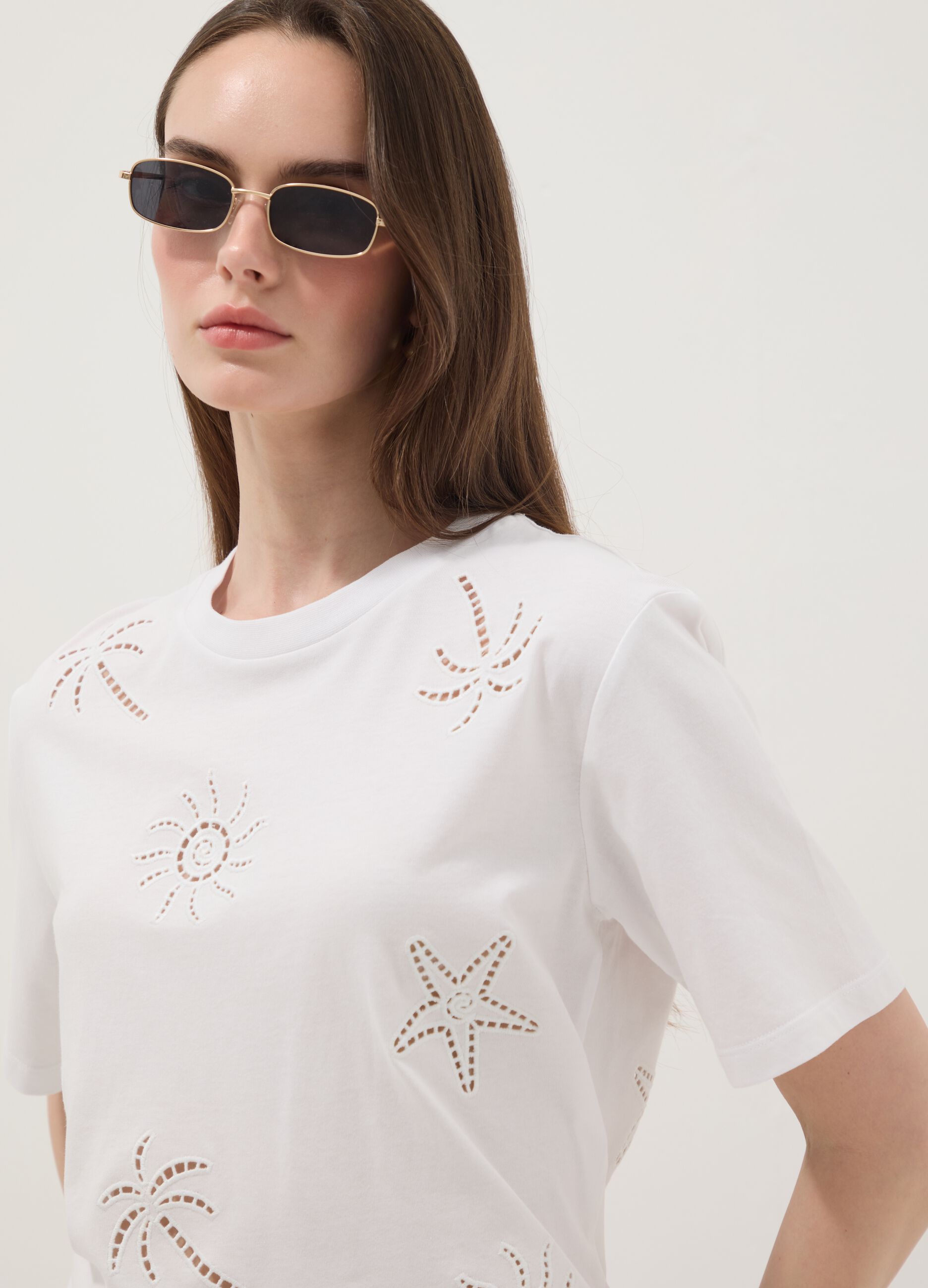 Wei&szlig;es T-Shirt aus reiner Baumwolle mit Lochstickerei, Regular Fit