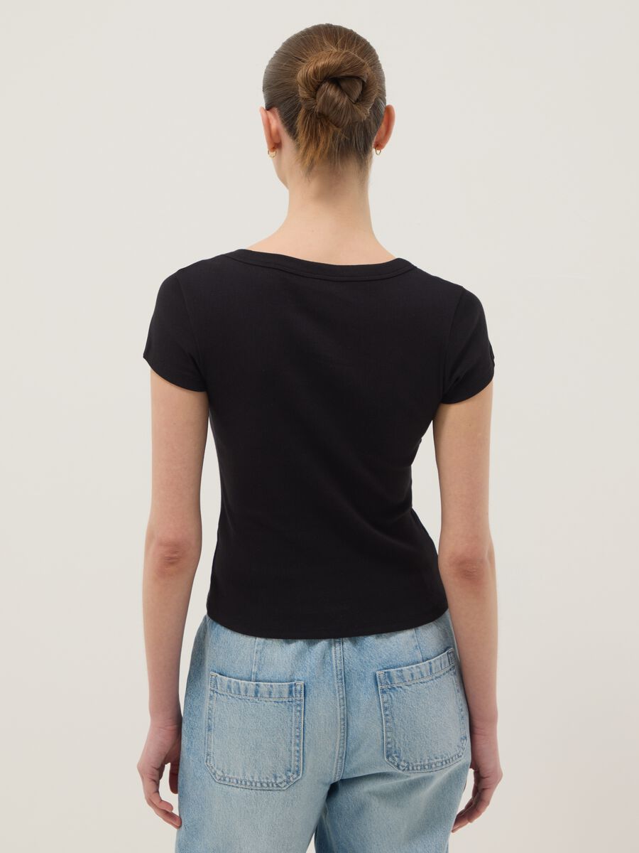 &Mu;&alpha;ύ&rho;&omicron; &epsilon;&phi;&alpha;&rho;&mu;&omicron;&sigma;&tau;ό T-shirt &mu;&epsilon; &kappa;&omicron;&nu;&tau;ά &mu;&alpha;&nu;ί&kappa;&iota;&alpha; &alpha;&pi;ό &epsilon;&lambda;&alpha;&sigma;&tau;&iota;&kappa;ό &beta;&alpha;&mu;&beta;ά&kappa;&iota;_3