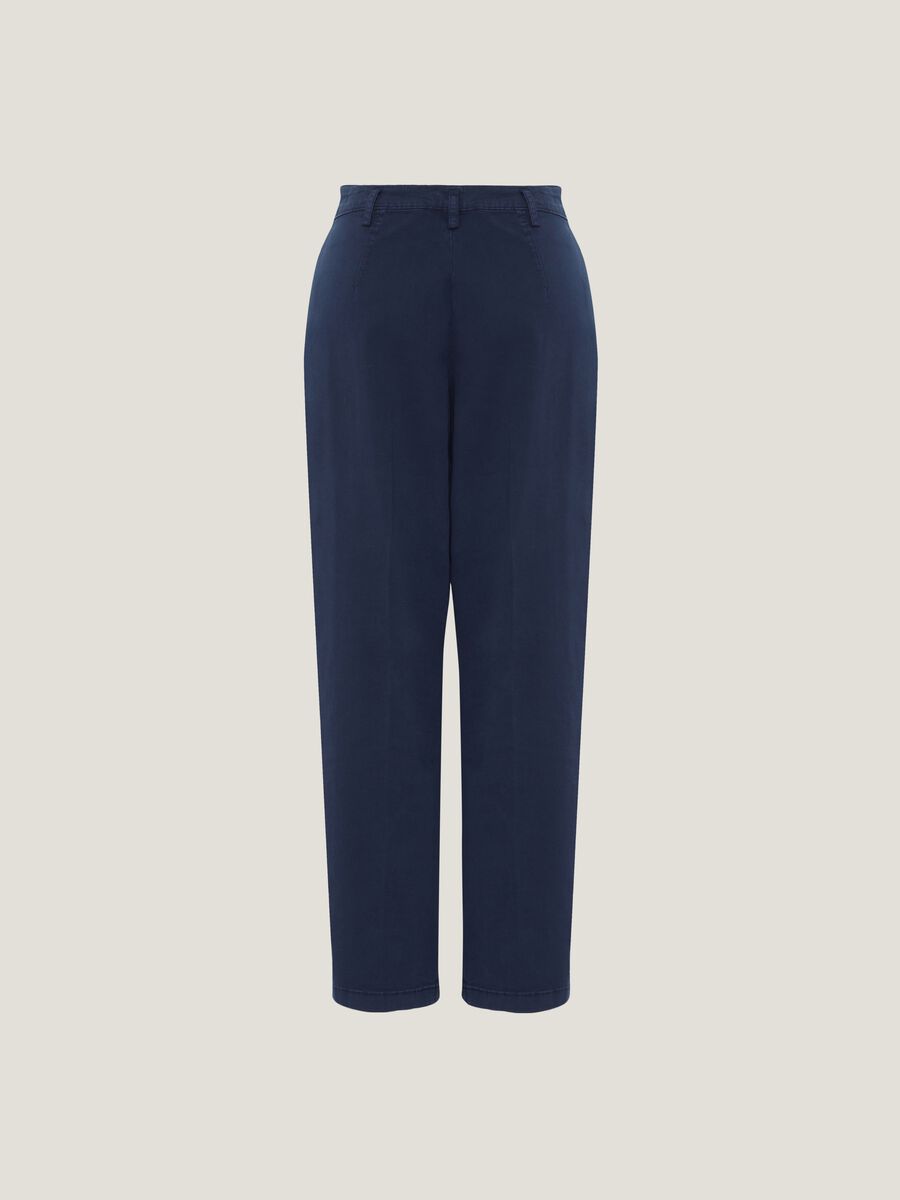 Cropped chino trousers with darts_5