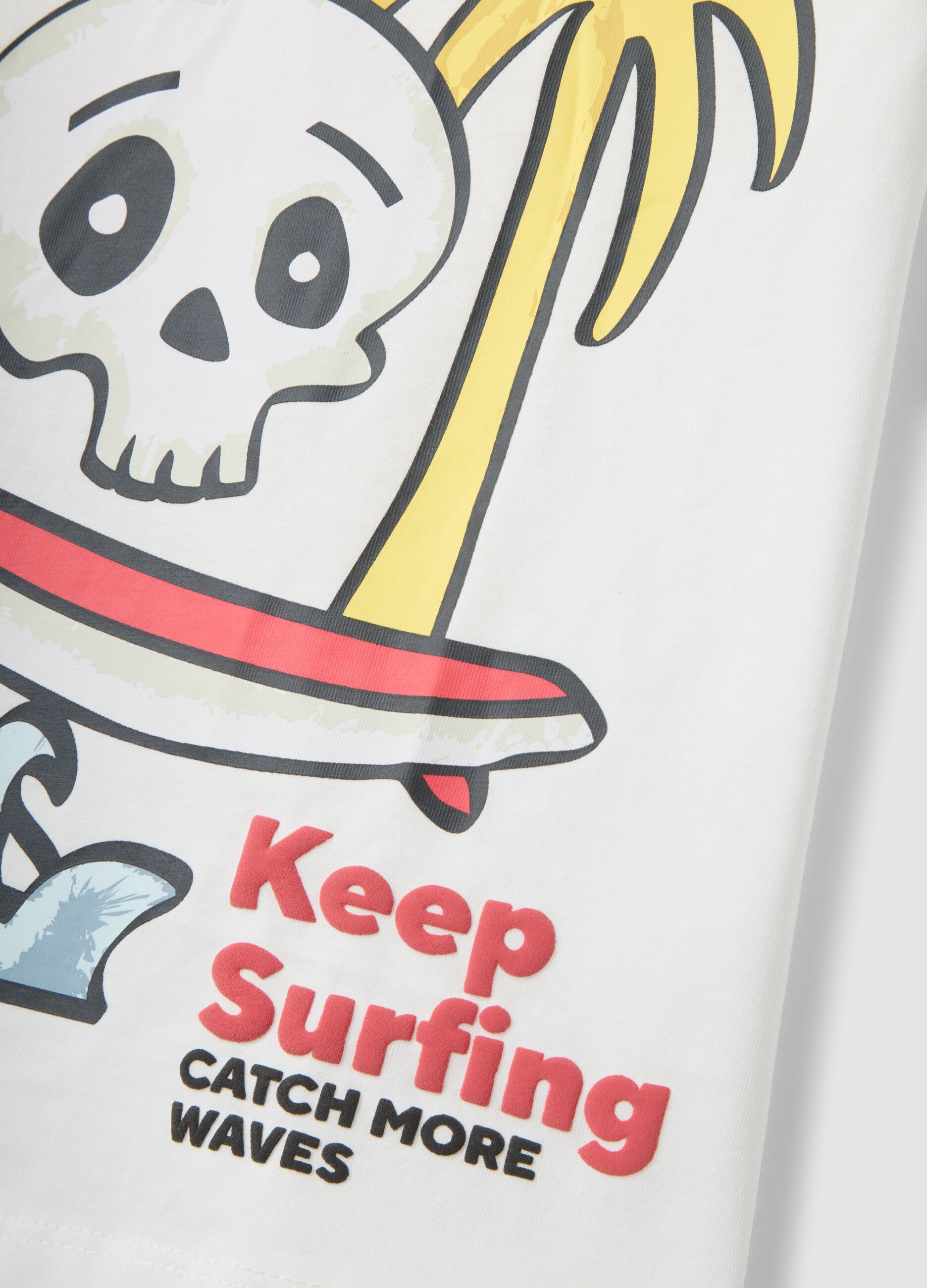 T-shirt gar&ccedil;on blanc en pur coton avec imprim&eacute; surf, coupe regular