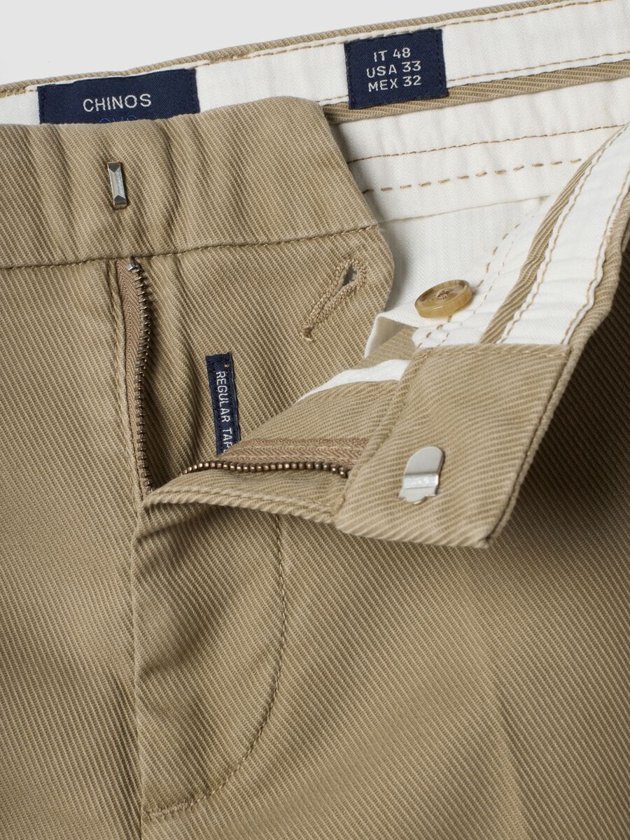 Pantaloni chino beige in twill di cotone elasticizzato regular tapered fit_6