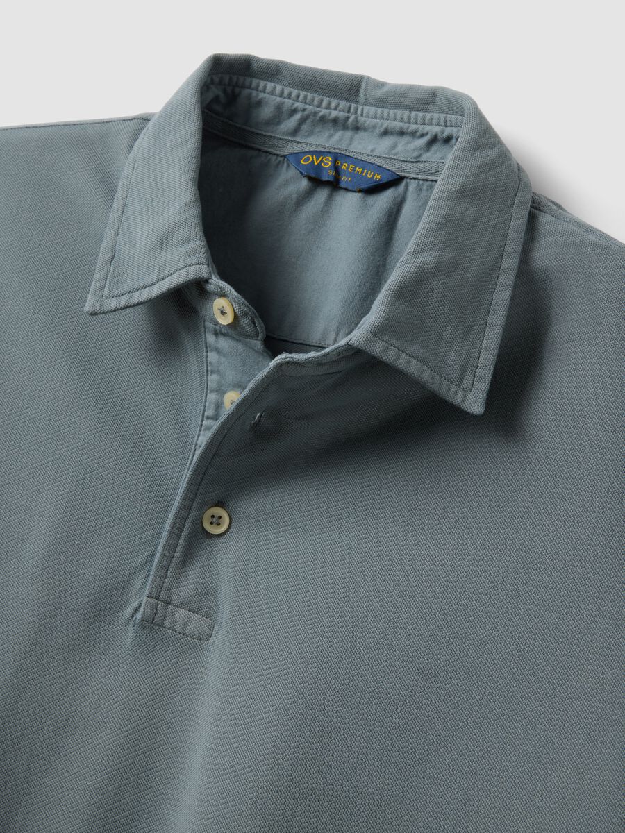 Graues Slim-Fit-Poloshirt aus reiner Baumwolle mit kurzen &Auml;rmeln_1