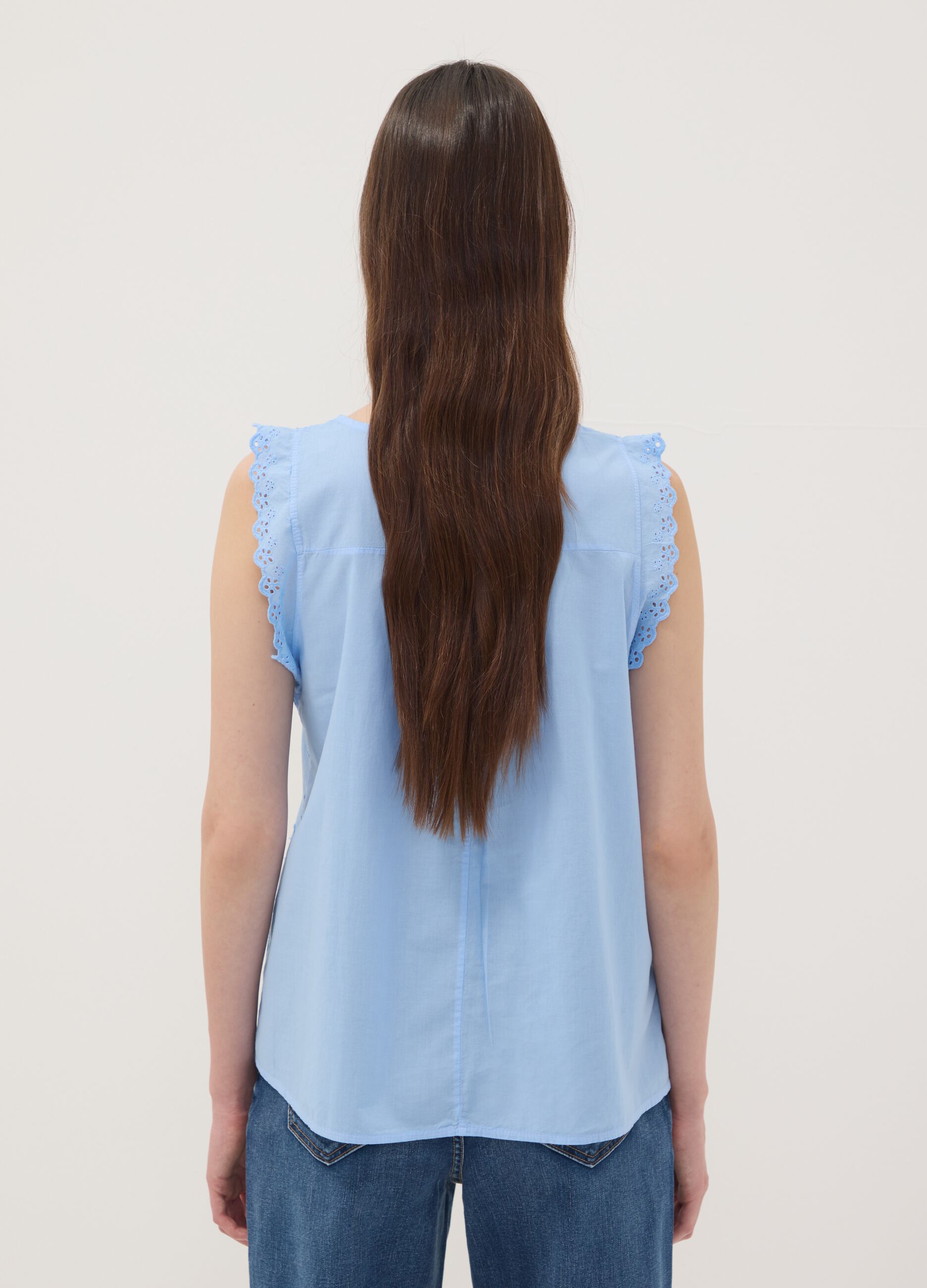 Blusa azul-celeste em algod&atilde;o puro com bordados florais, corte regular
