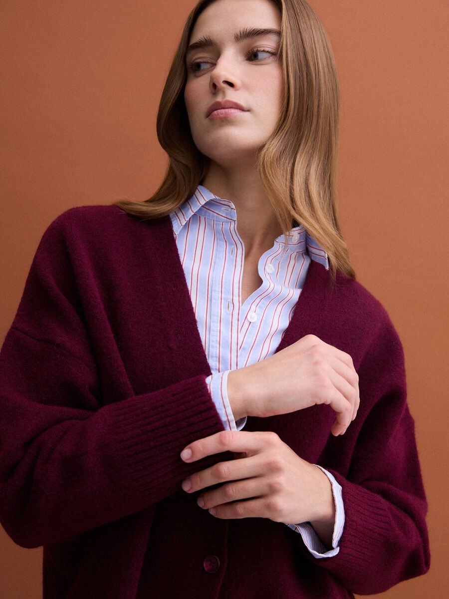 Red stretch-wool cardigan with deep V-neck_2