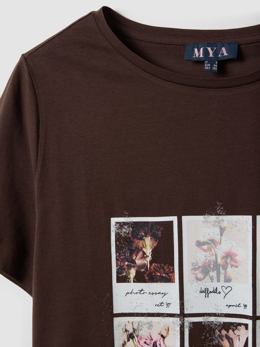 Braunes T-Shirt aus reiner Baumwolle mit Blumenprint, Regular Fit_2