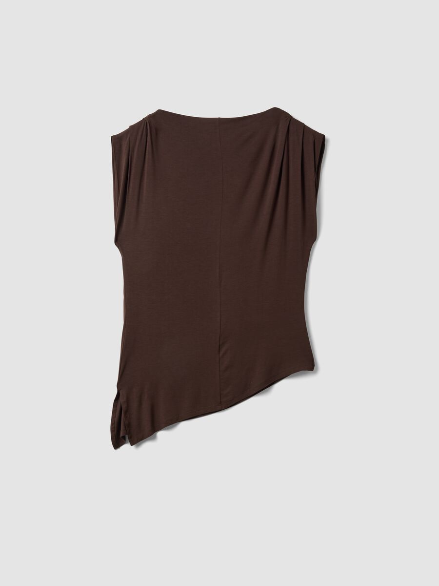 Braunes T-Shirt aus Stretch-Viskose mit drapiertem Ausschnitt_1