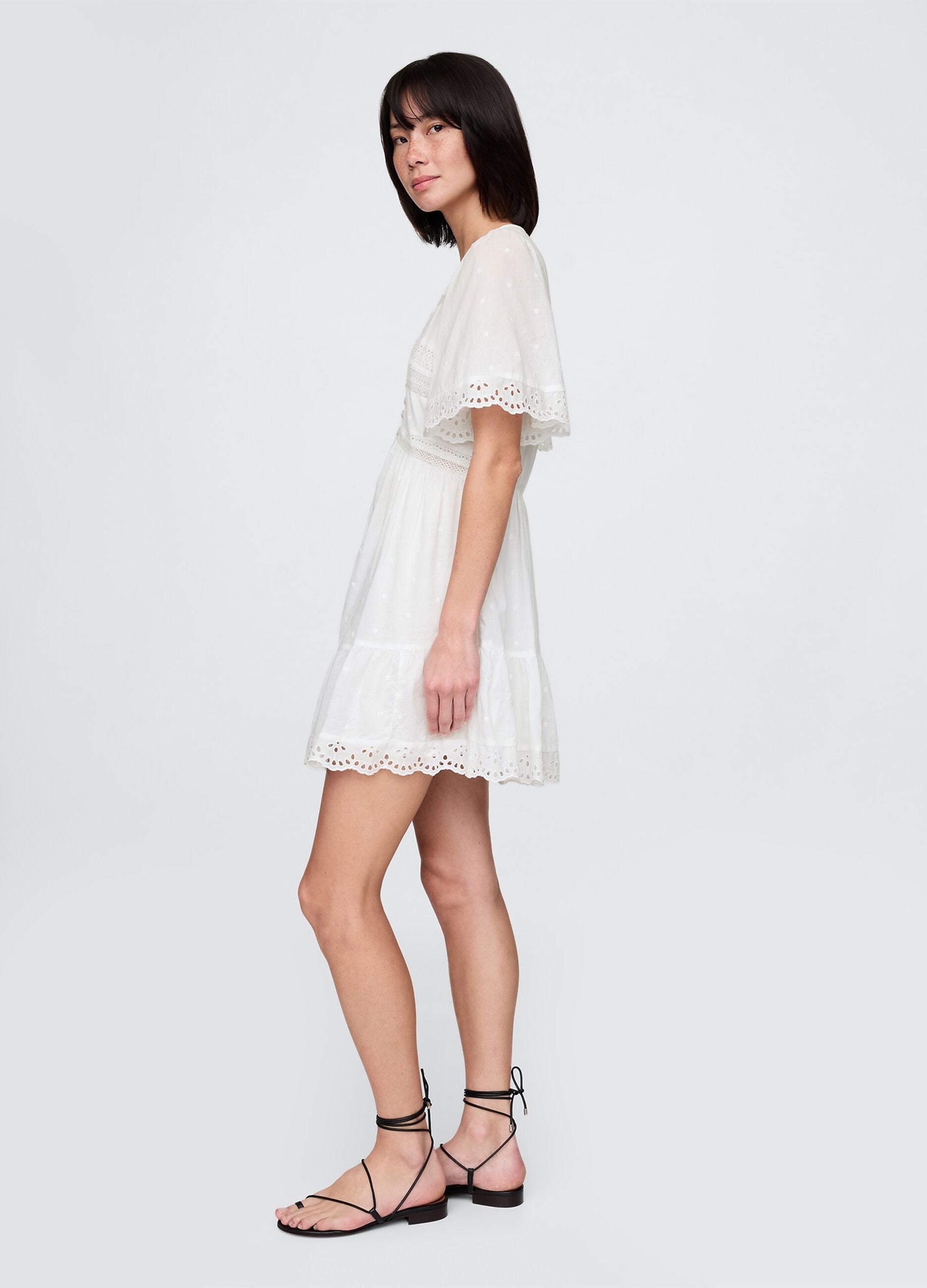 Robe courte blanche en tissu brod&eacute;