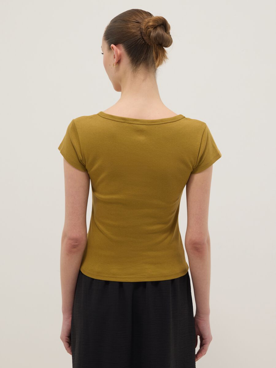 Gelbes T-Shirt aus reiner Baumwolle im Regular Fit mit tiefem Serafino-Ausschnitt_3