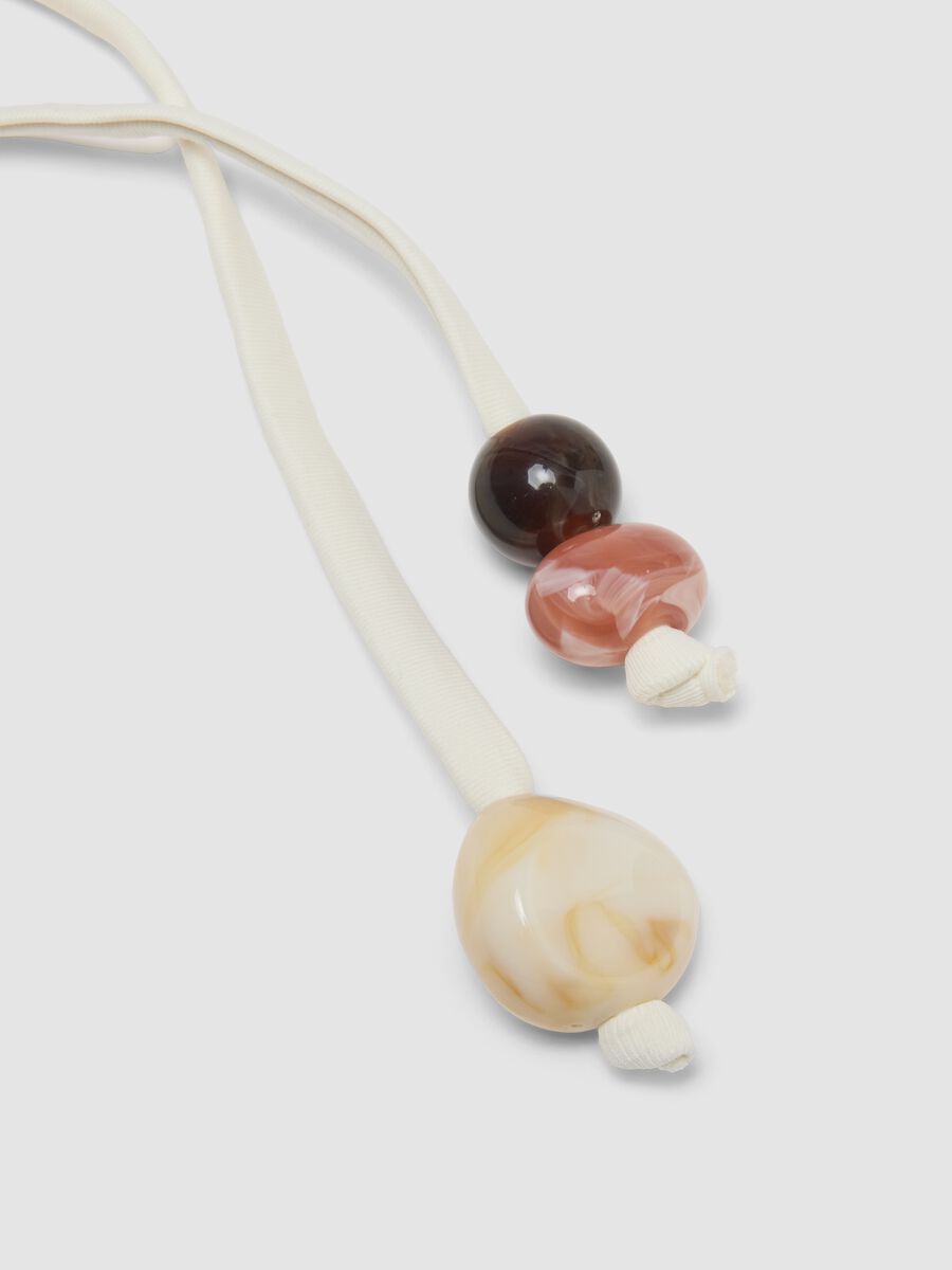 Wei&szlig;es Bikinih&ouml;schen aus Stretchmaterial mit seitlichen B&auml;ndern und Steinen_1