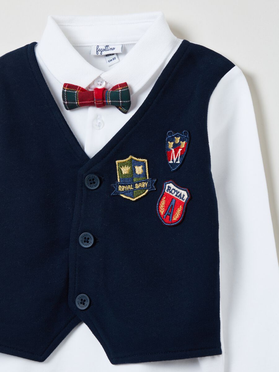 Long-sleeved polo shirt with bow tie and gilet_2