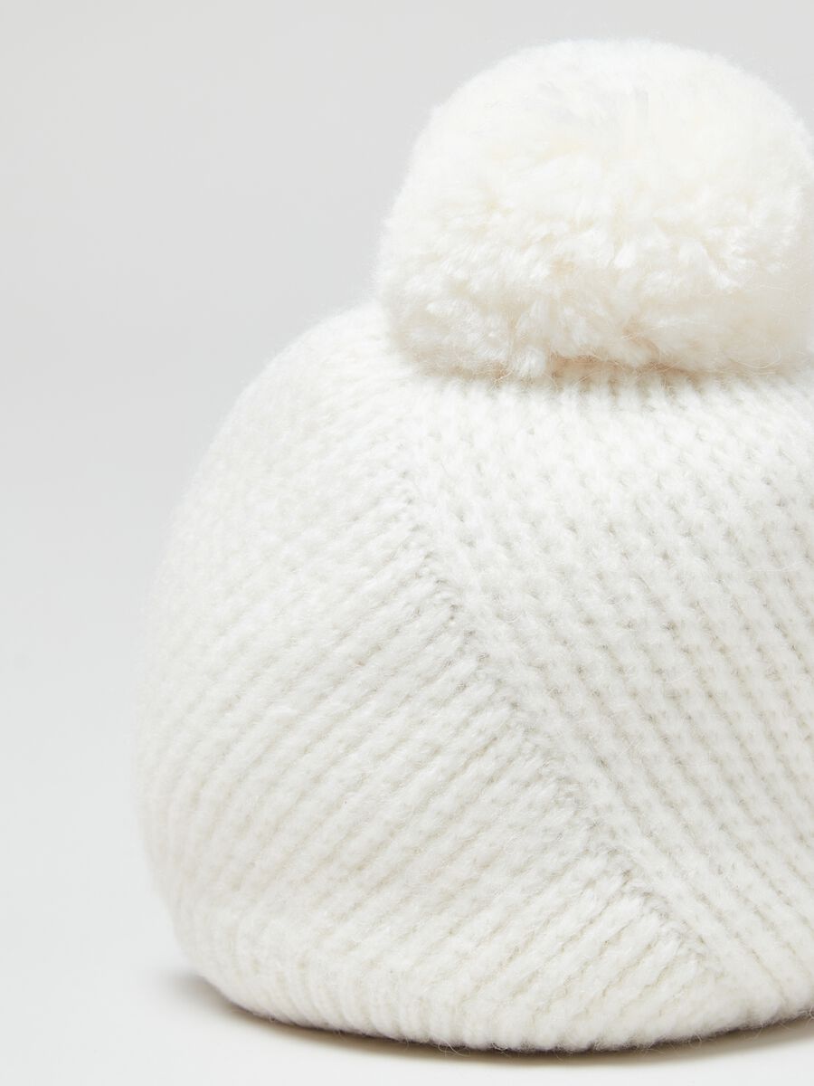 Knitted hat with pompom_2