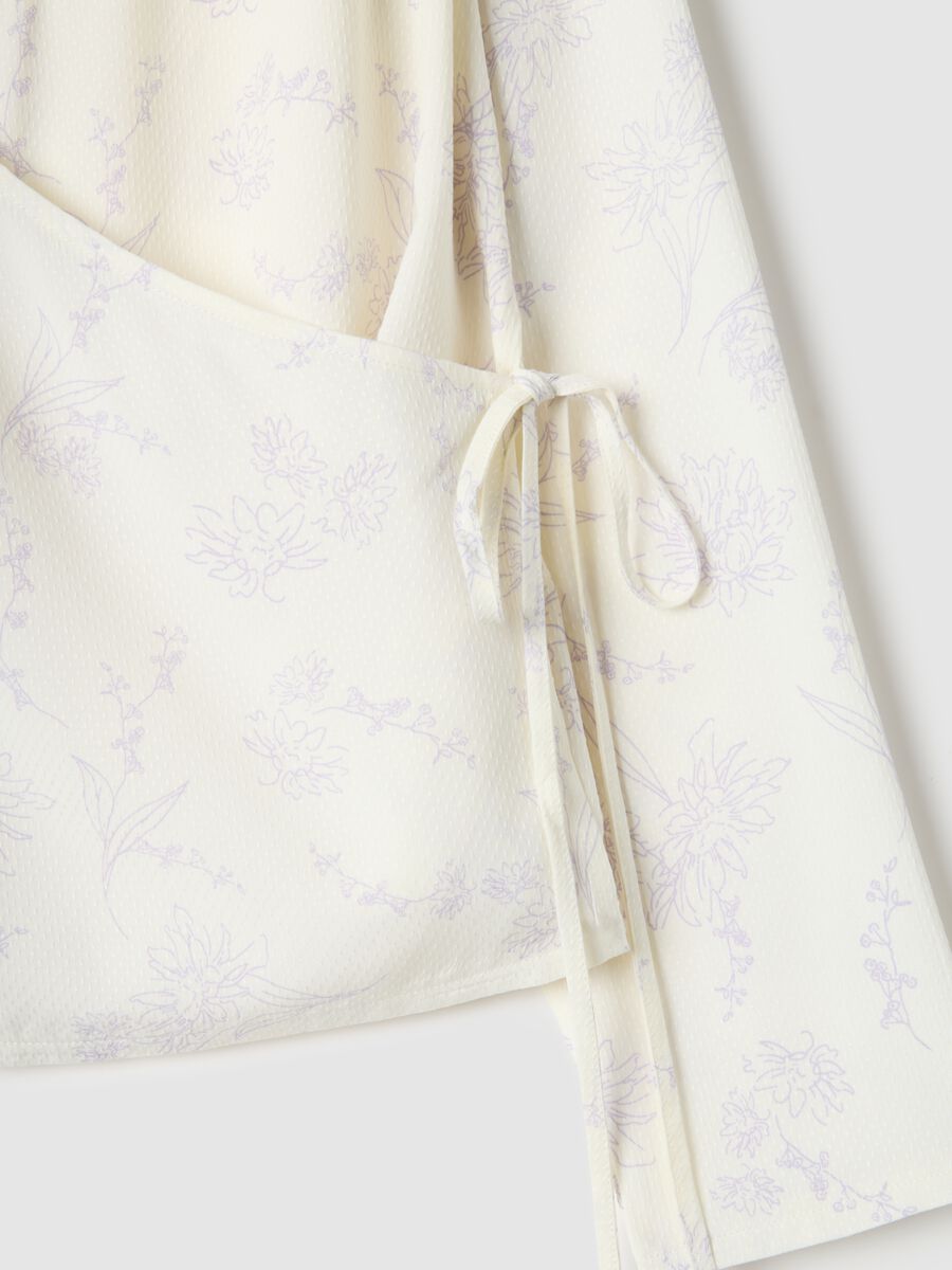 White V-neck pure viscose top regular fit_5