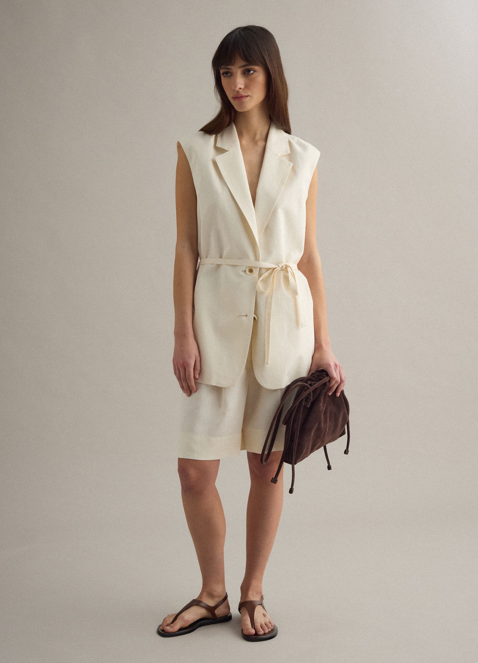 Gilet blanc regular en m&eacute;lange lyocell et lin avec ceinture