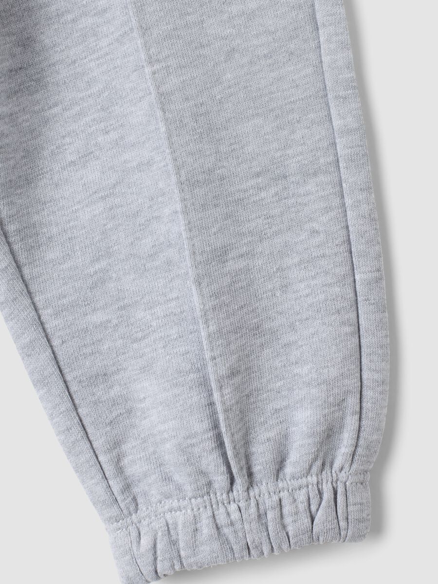 Graue Jogger aus reiner Baumwolle mit Herzmotiv, Comfort Fit f&uuml;r Baby-M&auml;dchen_3