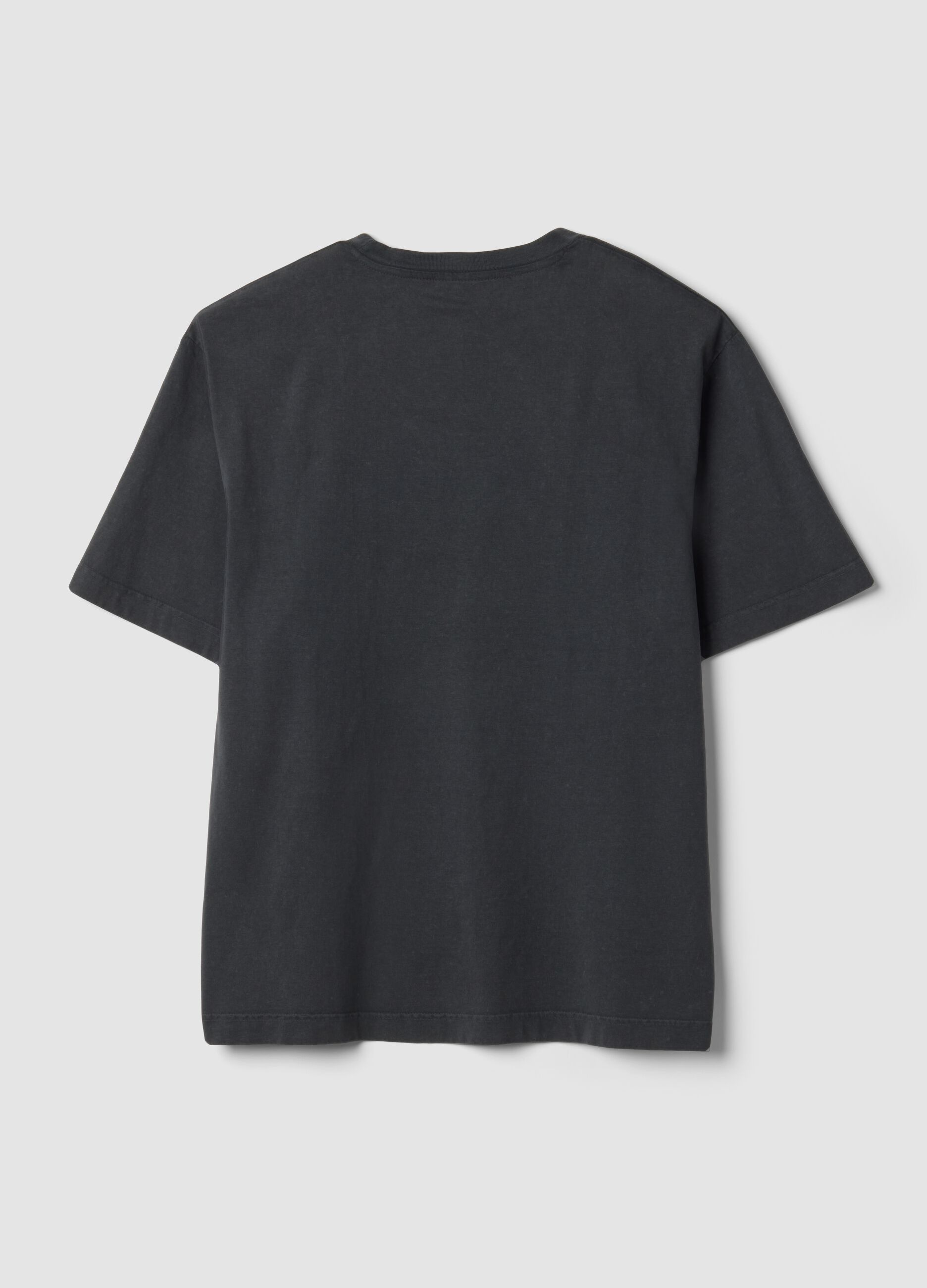Camiseta gris crop de algod&oacute;n puro con estampado "The Exorcist", corte regular