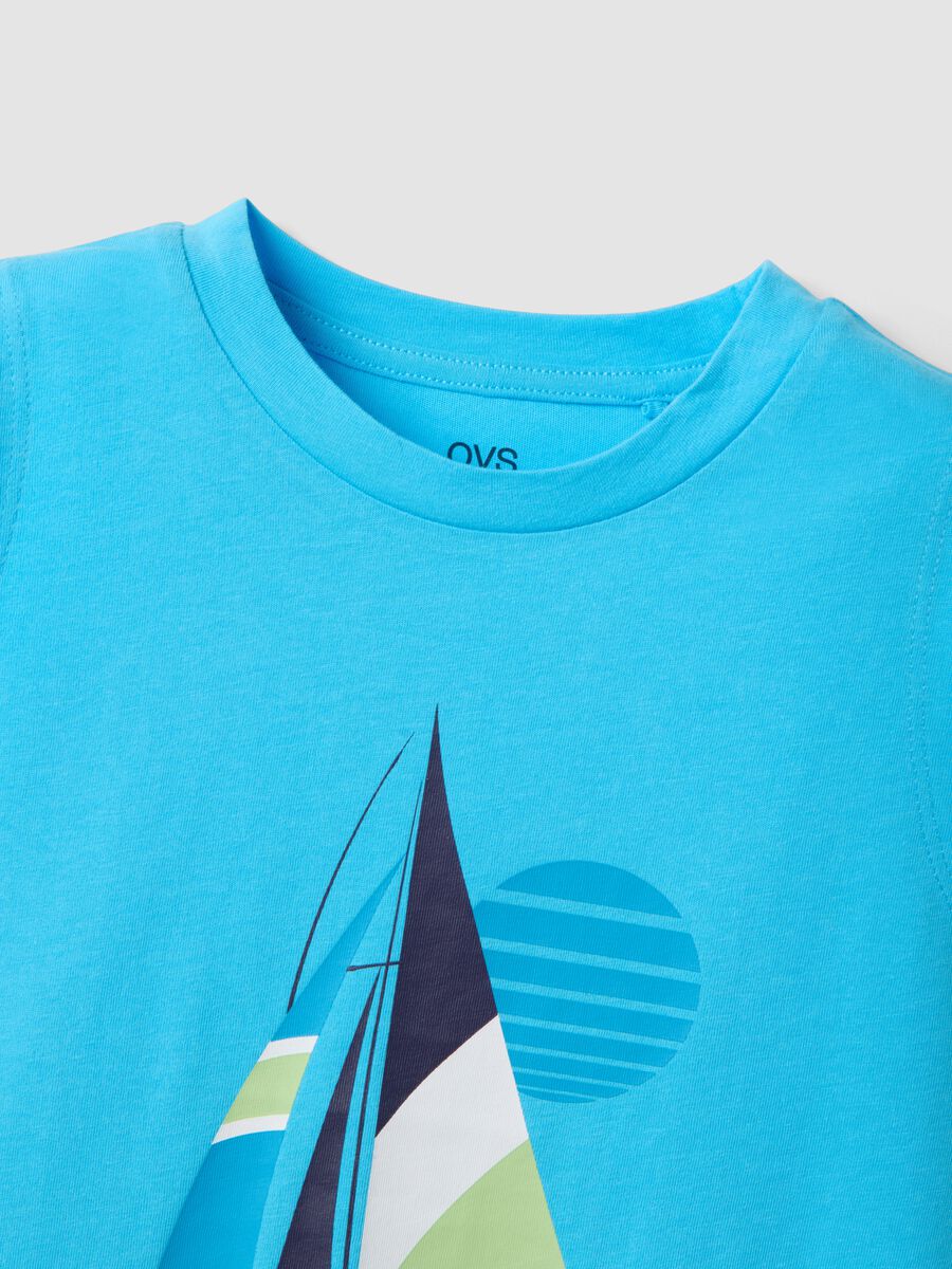 D&eacute;bardeur bleu gar&ccedil;on en pur coton avec imprim&eacute; voilier_3