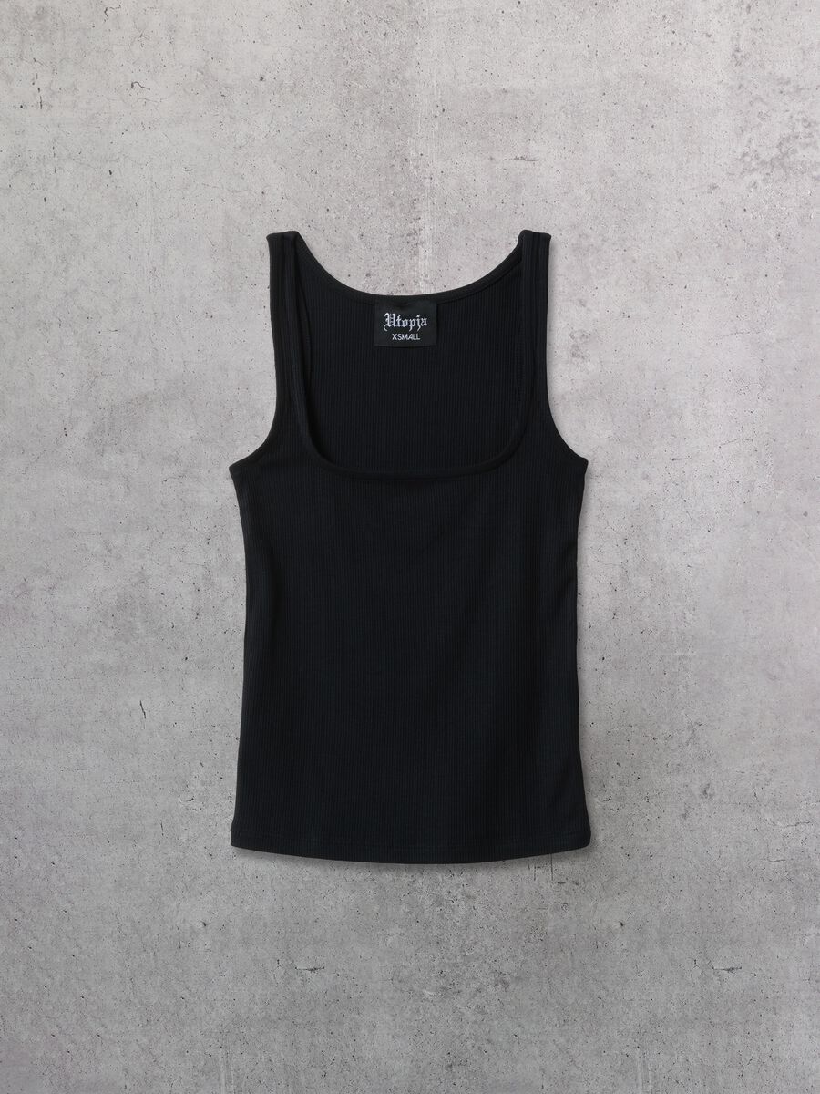 Crni top na naramenice s četvrtastim izrezom_5