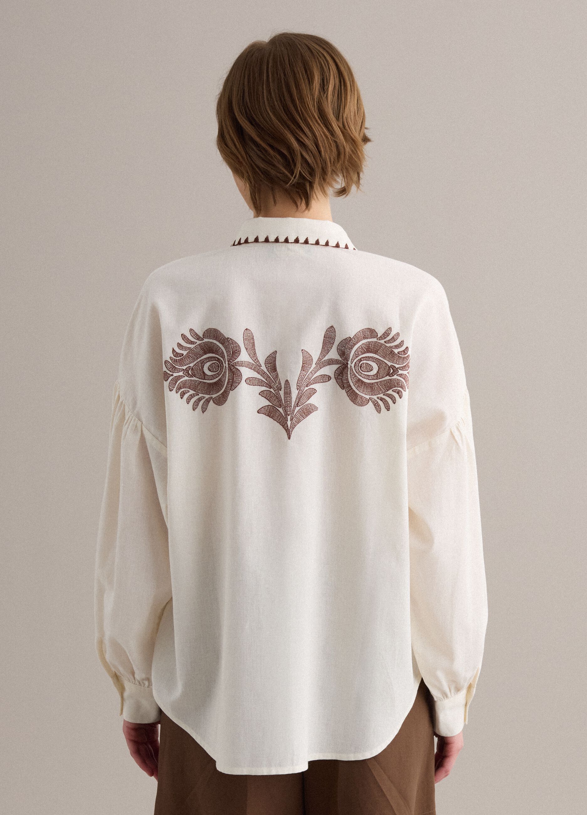 White cotton-linen blend shirt with floral embroidery