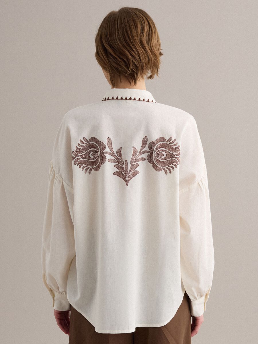 White cotton-linen blend shirt with floral embroidery_4