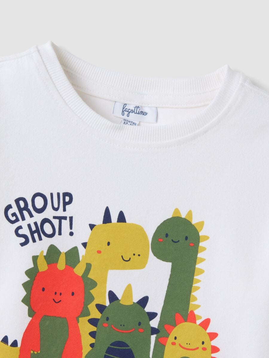 T-shirt bianca in cotone organico elasticizzato con dinosauri over fit_3