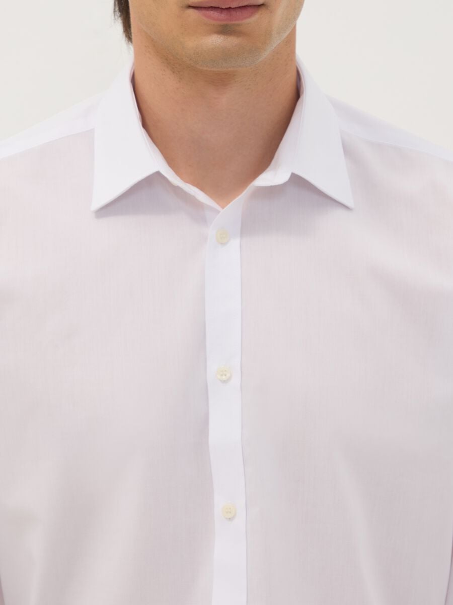 &Lambda;&epsilon;&upsilon;&kappa;ό slim fit &epsilon;ύ&kappa;&omicron;&lambda;&omicron; &sigma;&tau;&omicron; &sigma;&iota;&delta;έ&rho;&omega;&mu;&alpha; &pi;&omicron;&upsilon;&kappa;ά&mu;&iota;&sigma;&omicron; &mu;&epsilon; &kappa;&lambda;&alpha;&sigma;&iota;&kappa;ό &gamma;&iota;&alpha;&kappa;ά_1