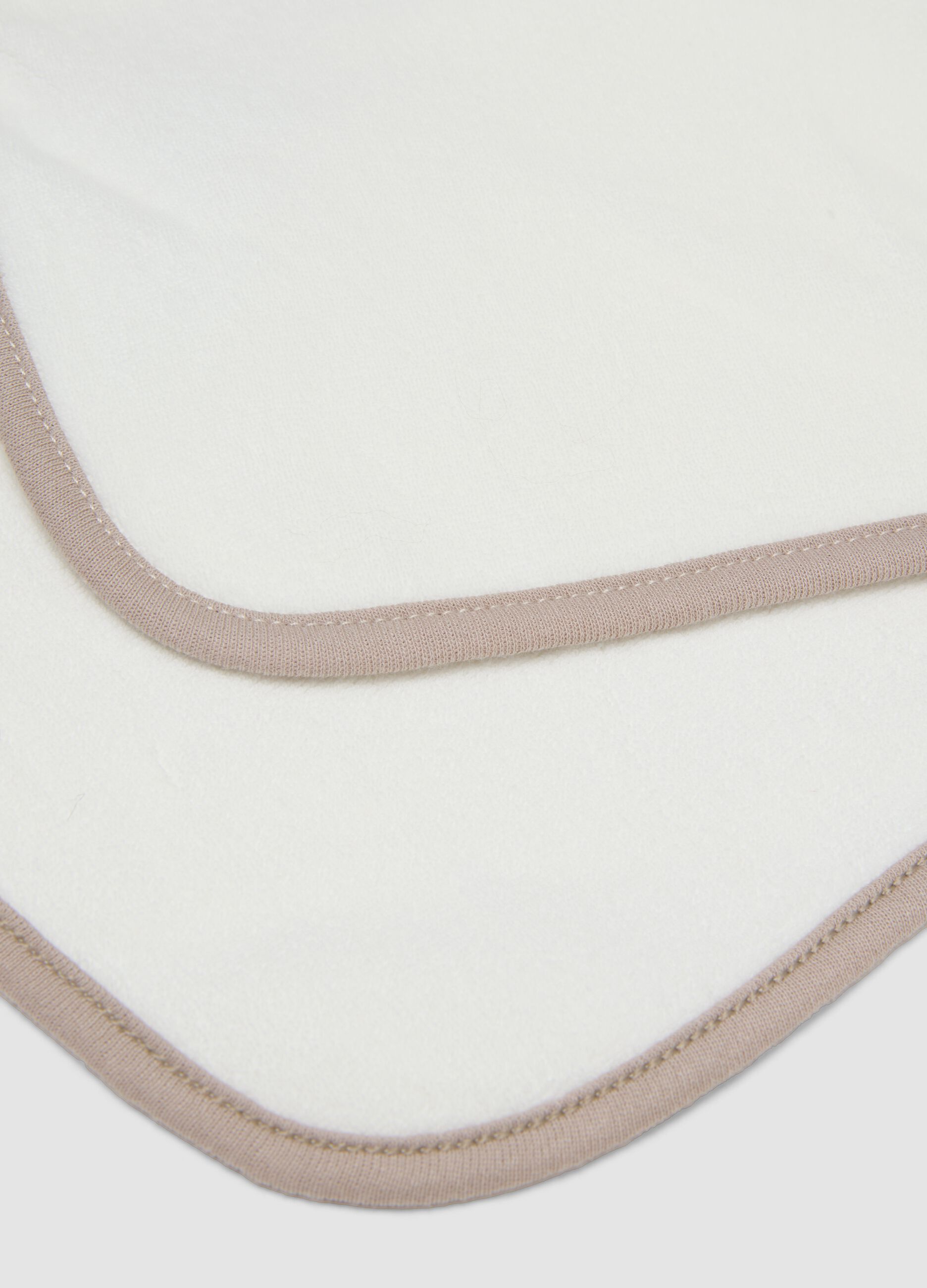 Set bianco in misto cotone organico con bavaglino e telo