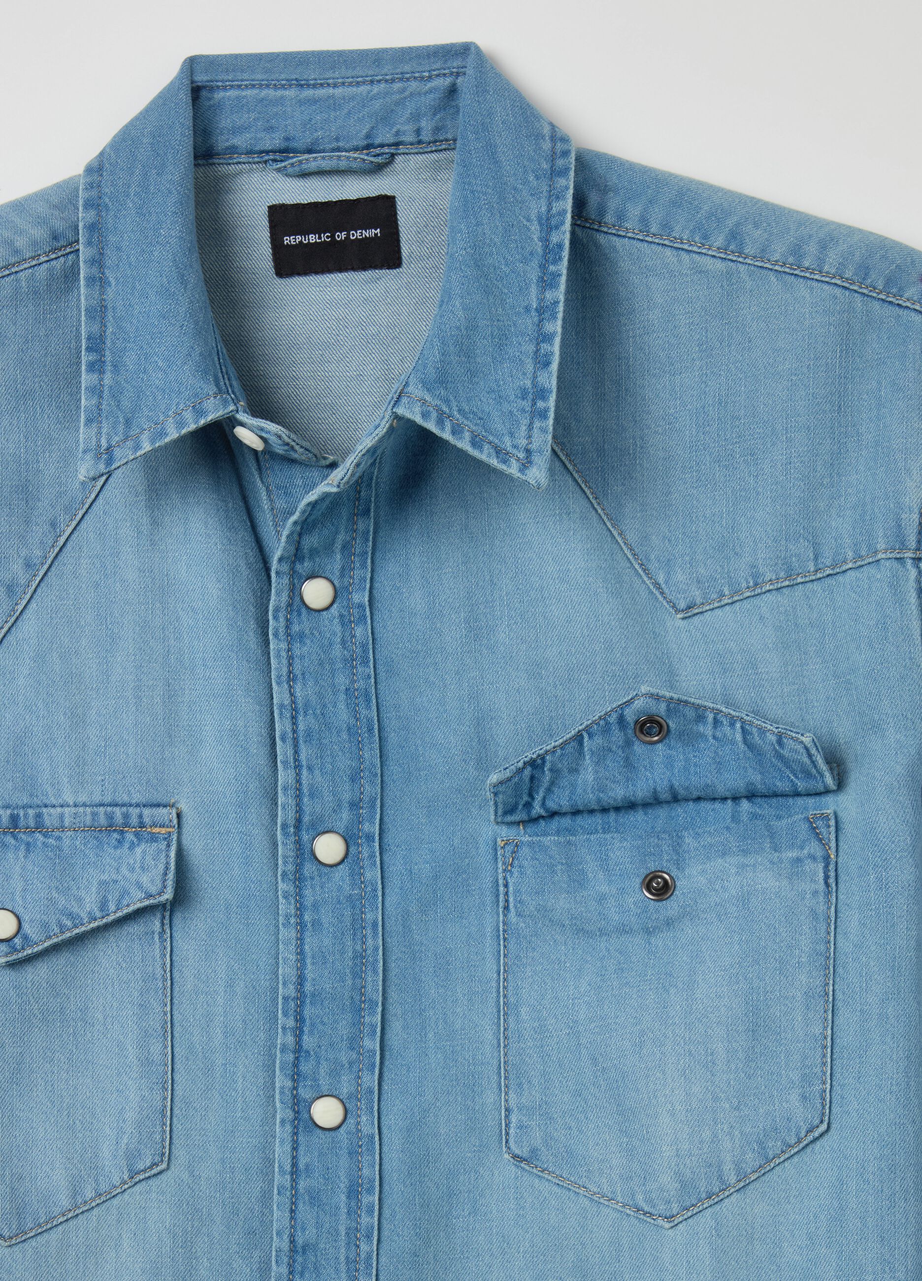 Western shirt in denim with pearl buttons