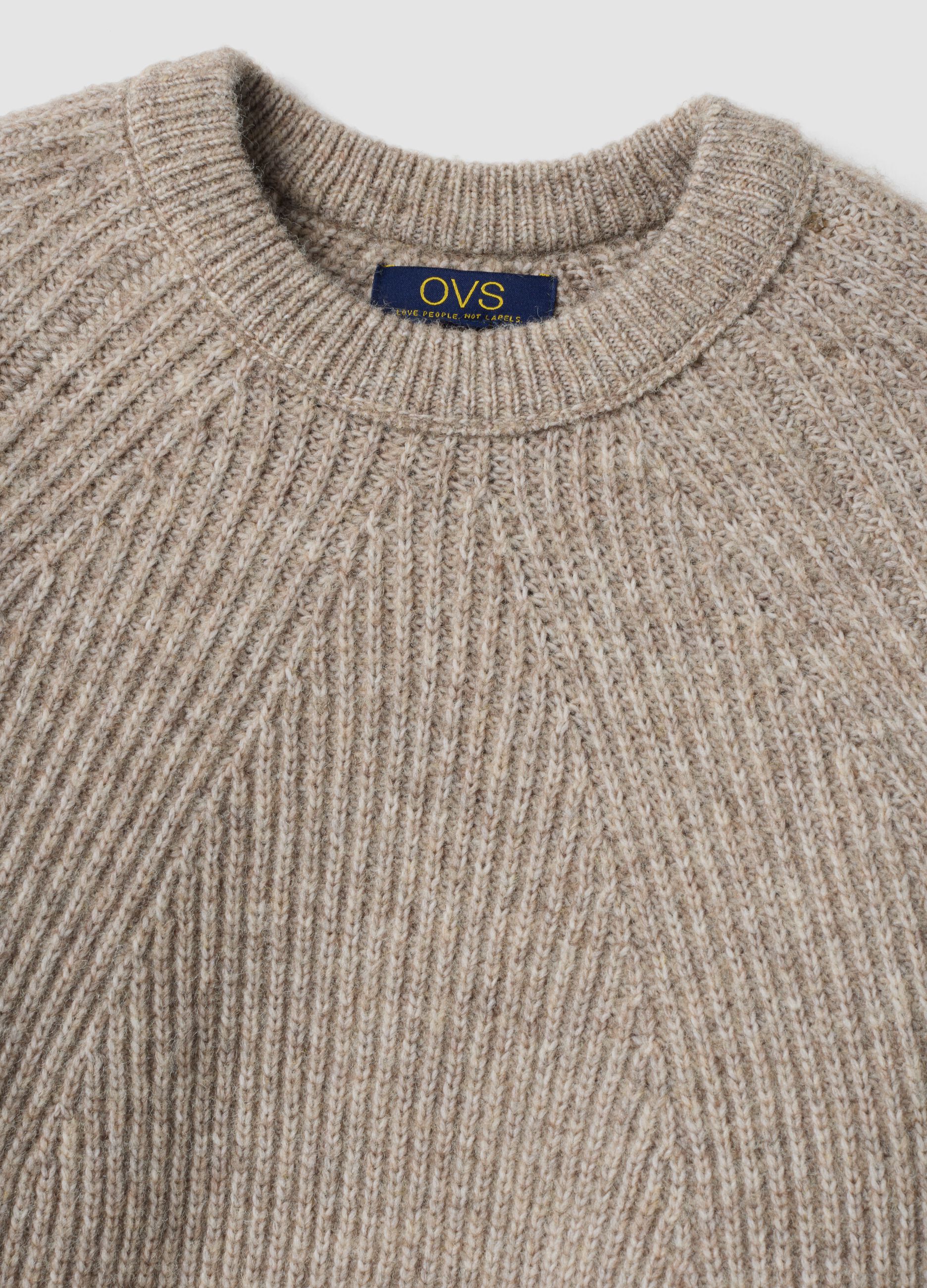 Maglione beige in misto lana a coste con girocollo