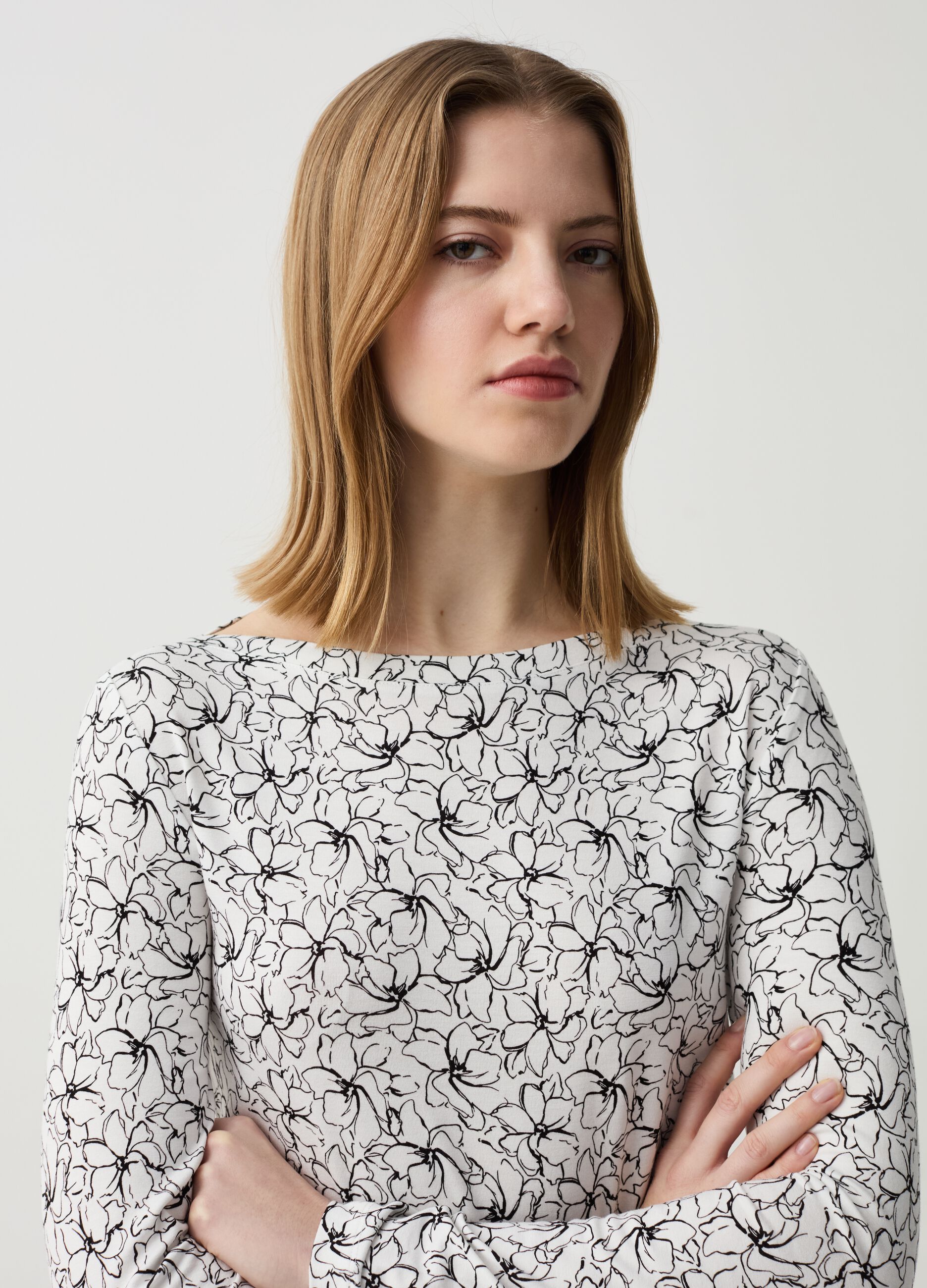 Camiseta floral con cuello barco